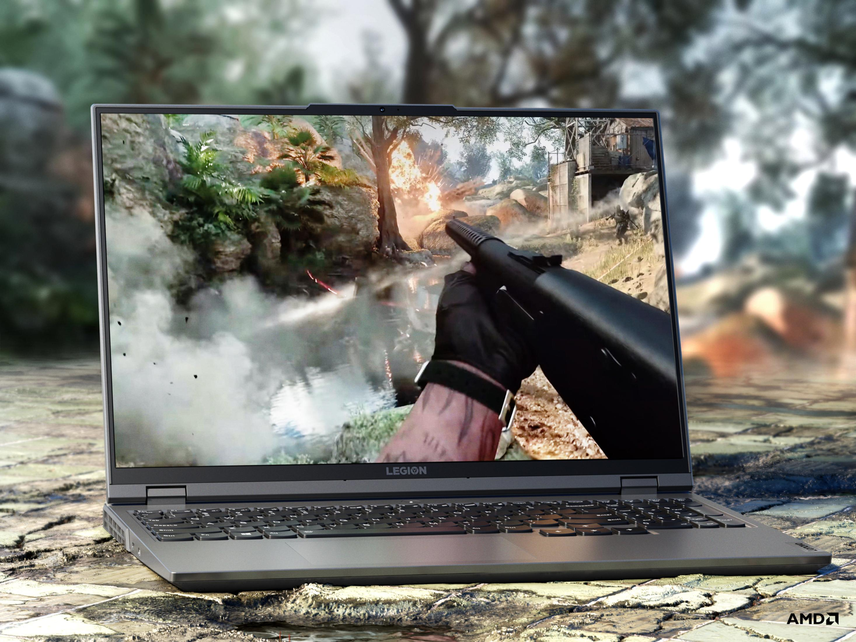 Ein Laptop zeigt eine Ego-Shooter-Spielszene. Ein Mann hält eine Schrotflinte. Der Hintergrund ist unscharf.