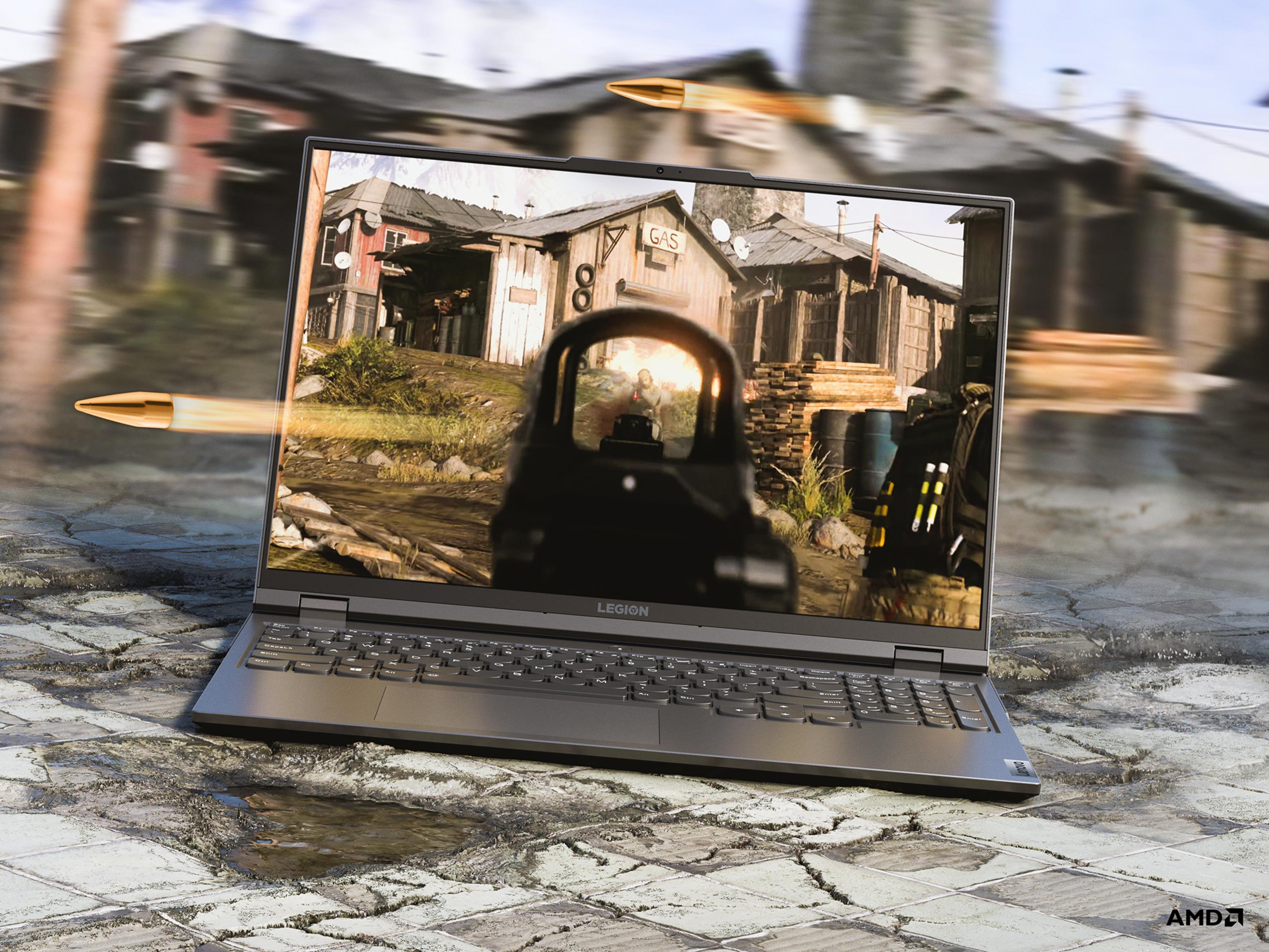 Laptop-Bildschirm mit einem Ego-Shooter-Spiel, aus dem Kugeln fliegen. Der Laptop steht auf einer Steinoberfläche.