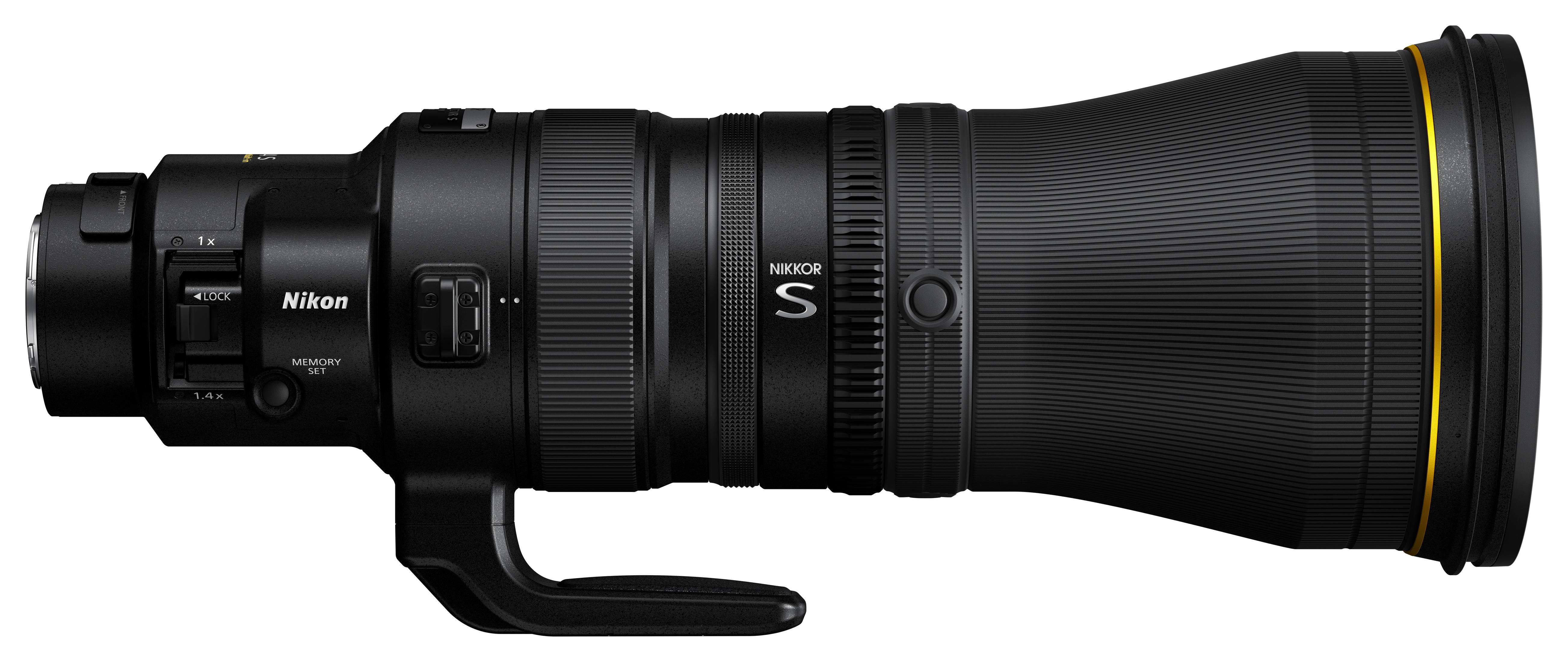 Çoklu ayarlara ve büyük bir ön elemana sahip siyah Nikon kamera lensi.