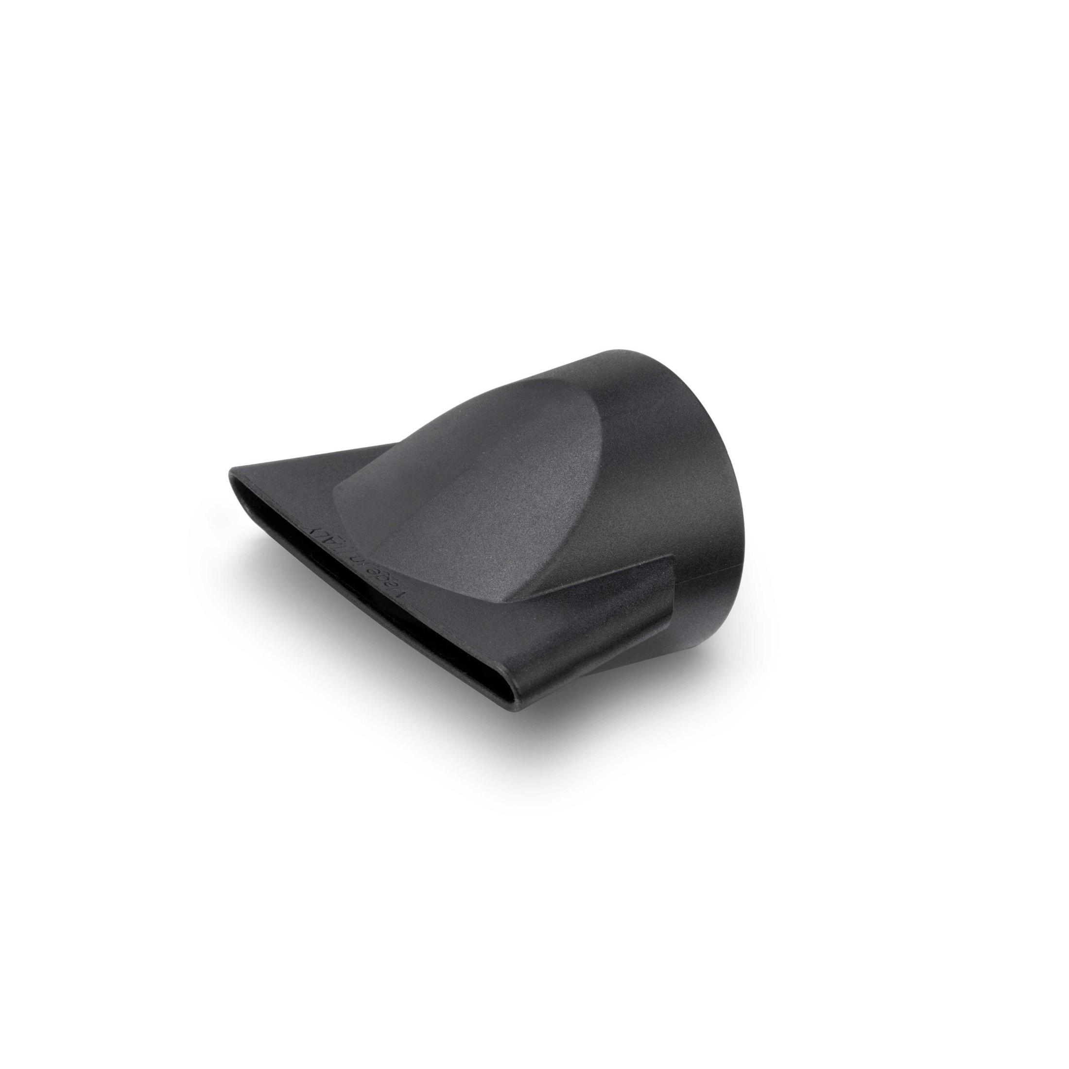 Accesorio negro para secador de pelo, forma de cono, sobre fondo blanco.