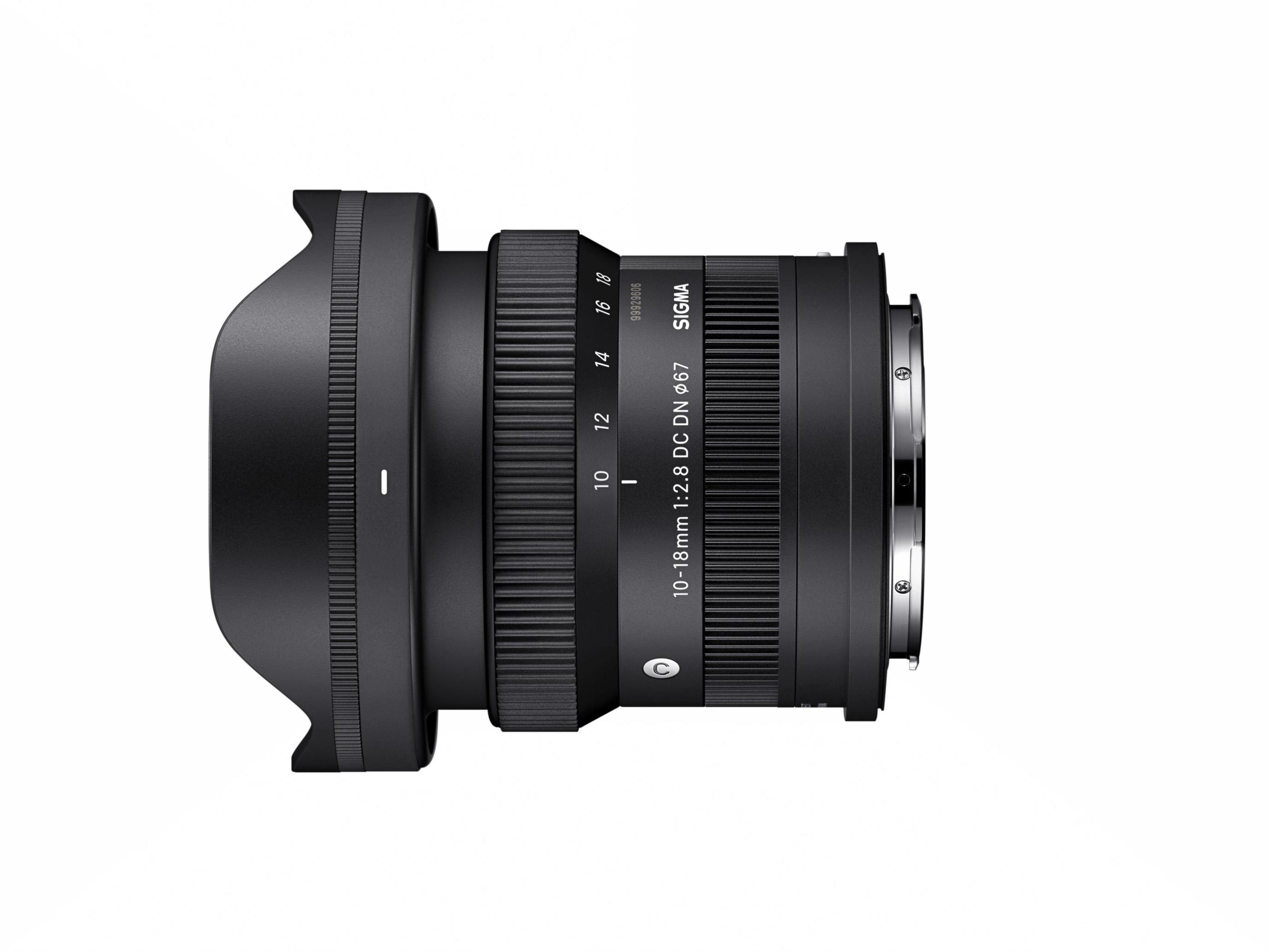 Obiettivo Sigma 10-18mm, vista orizzontale. Obiettivo nero su sfondo bianco.