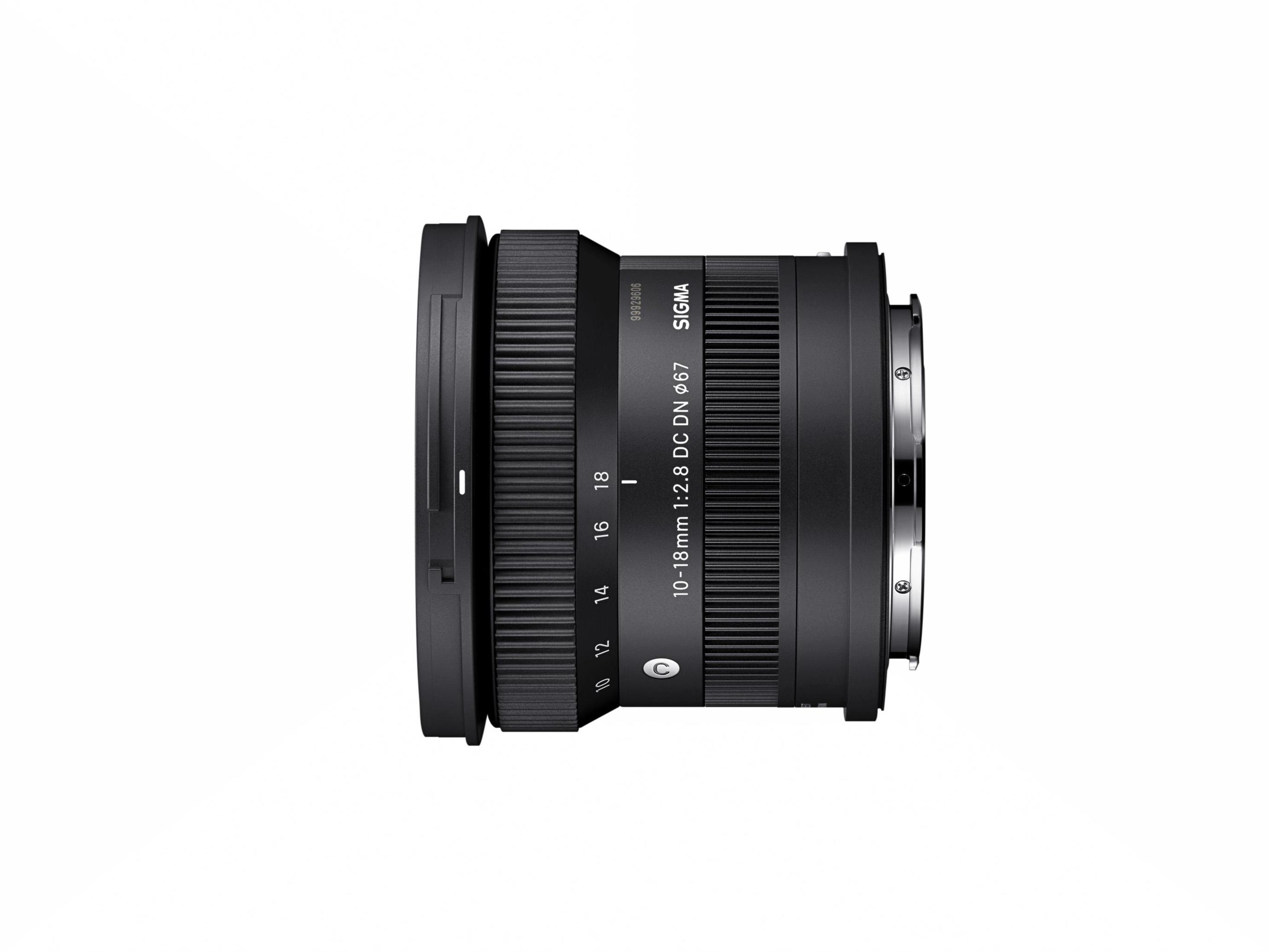 Un obiettivo nero per fotocamera con segni di misurazione. L'obiettivo è etichettato 'Sigma' e '10-18mm'.