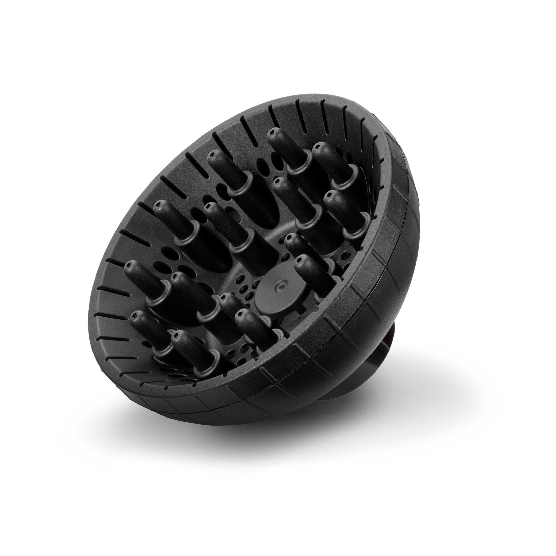 Czarny dyfuzor do suszarki do włosów. Widok pod kątem. Białe tło.