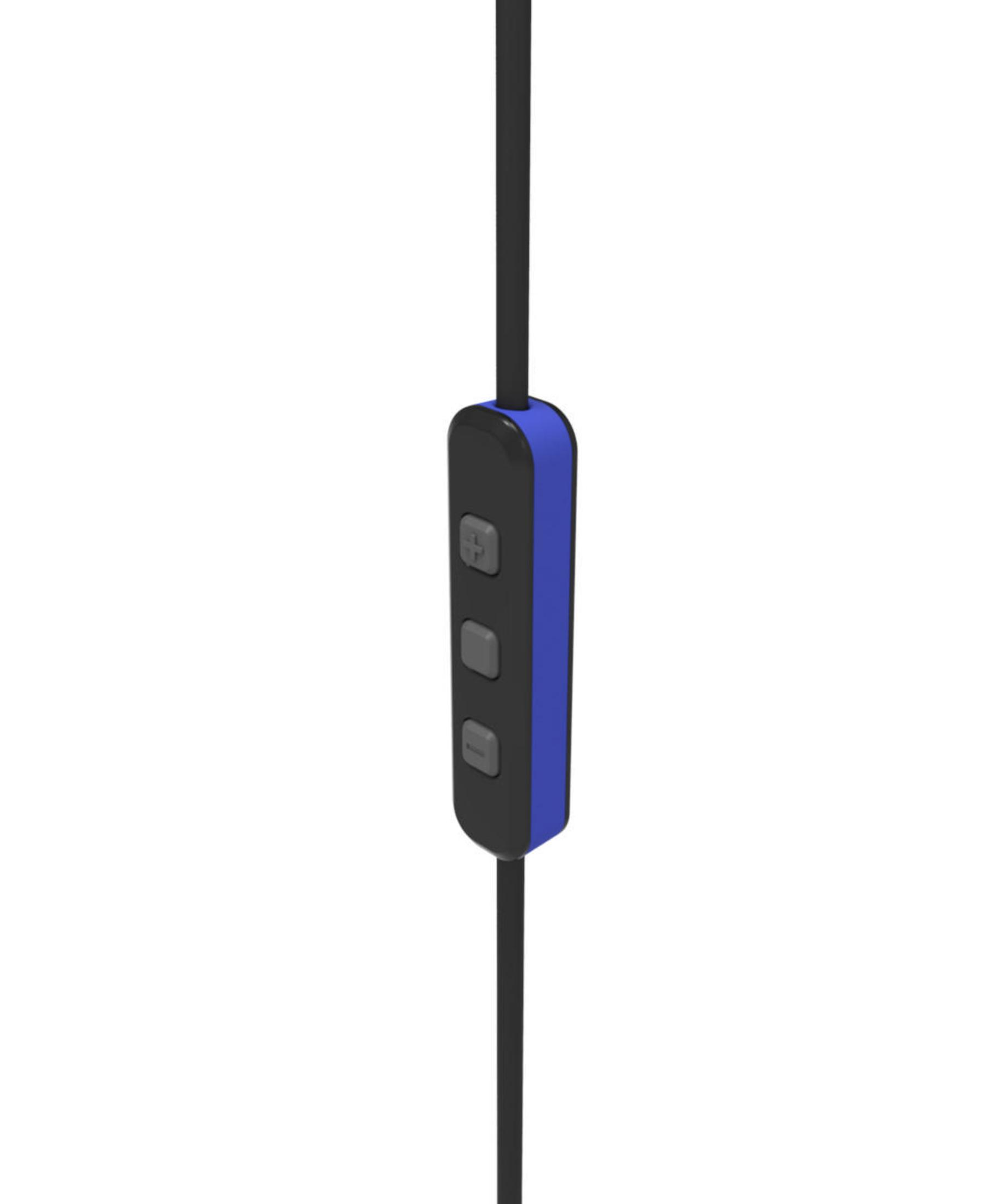 Primer plano de un módulo de control negro y azul en un cable de auriculares negro, tres botones.
