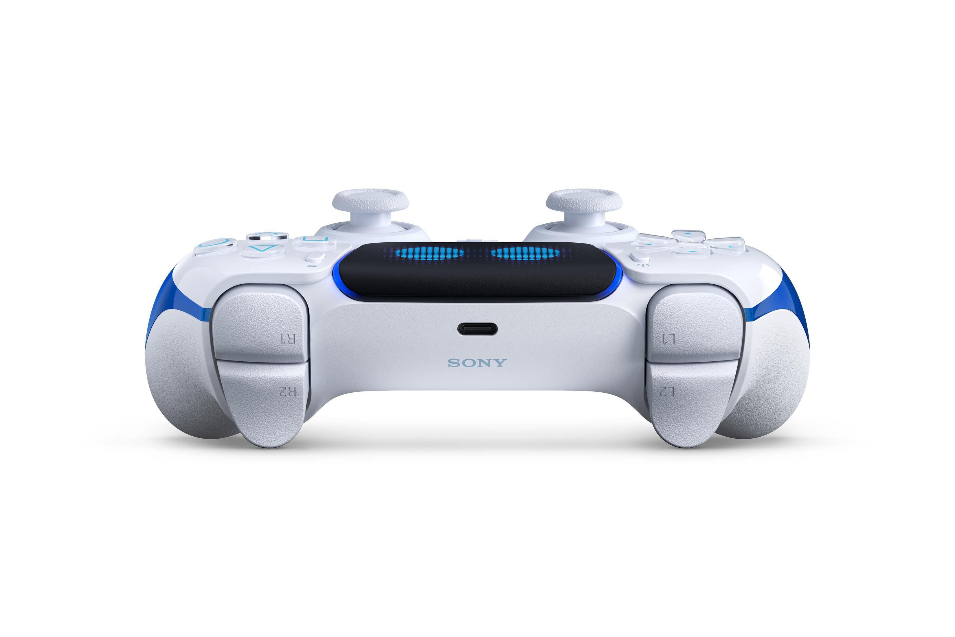 Ein weiß-blauer Sony PlayStation 5 Controller auf weißem Hintergrund.