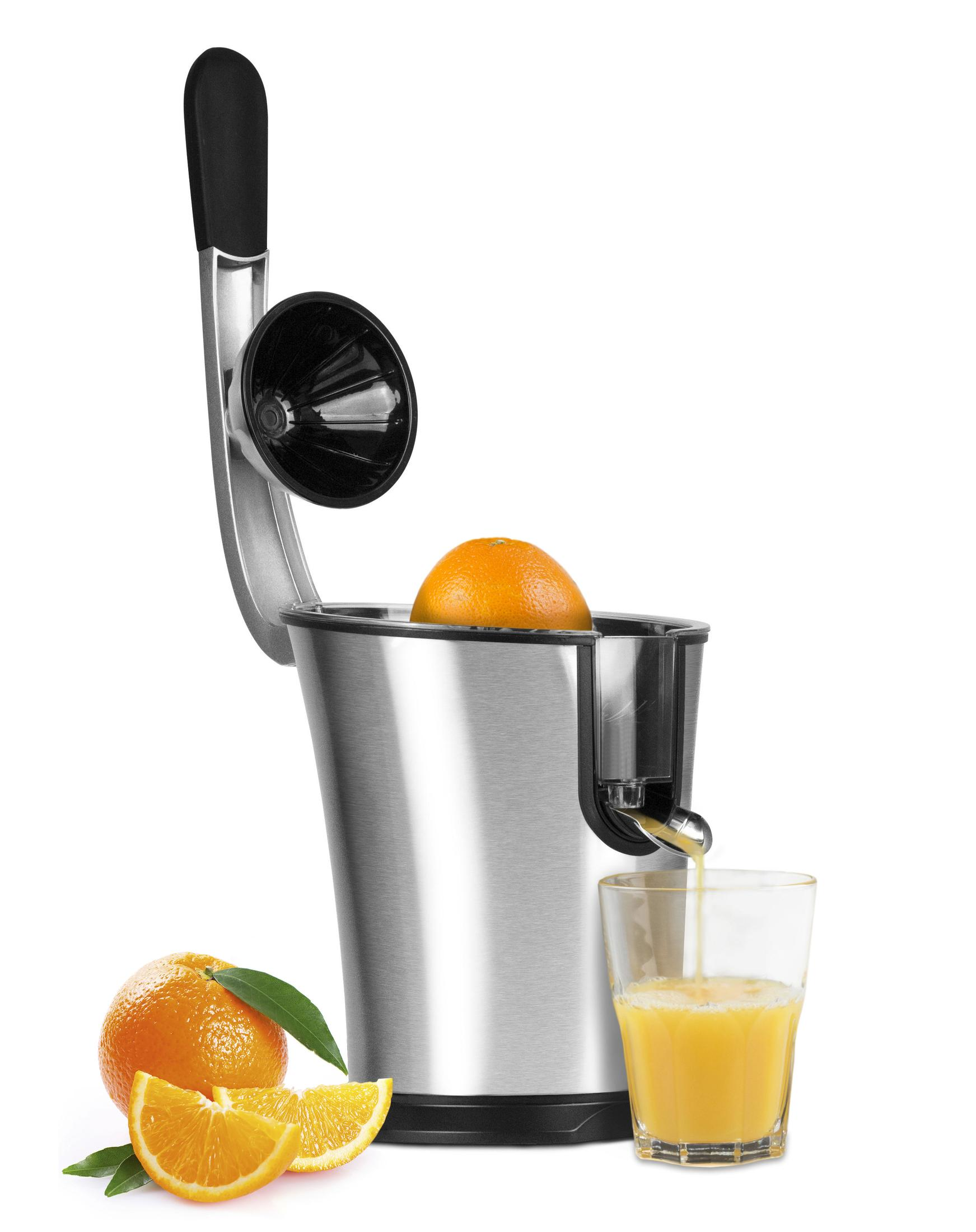 Eine silberne Saftpresse mit einer Orange darin und ein Glas Orangensaft.