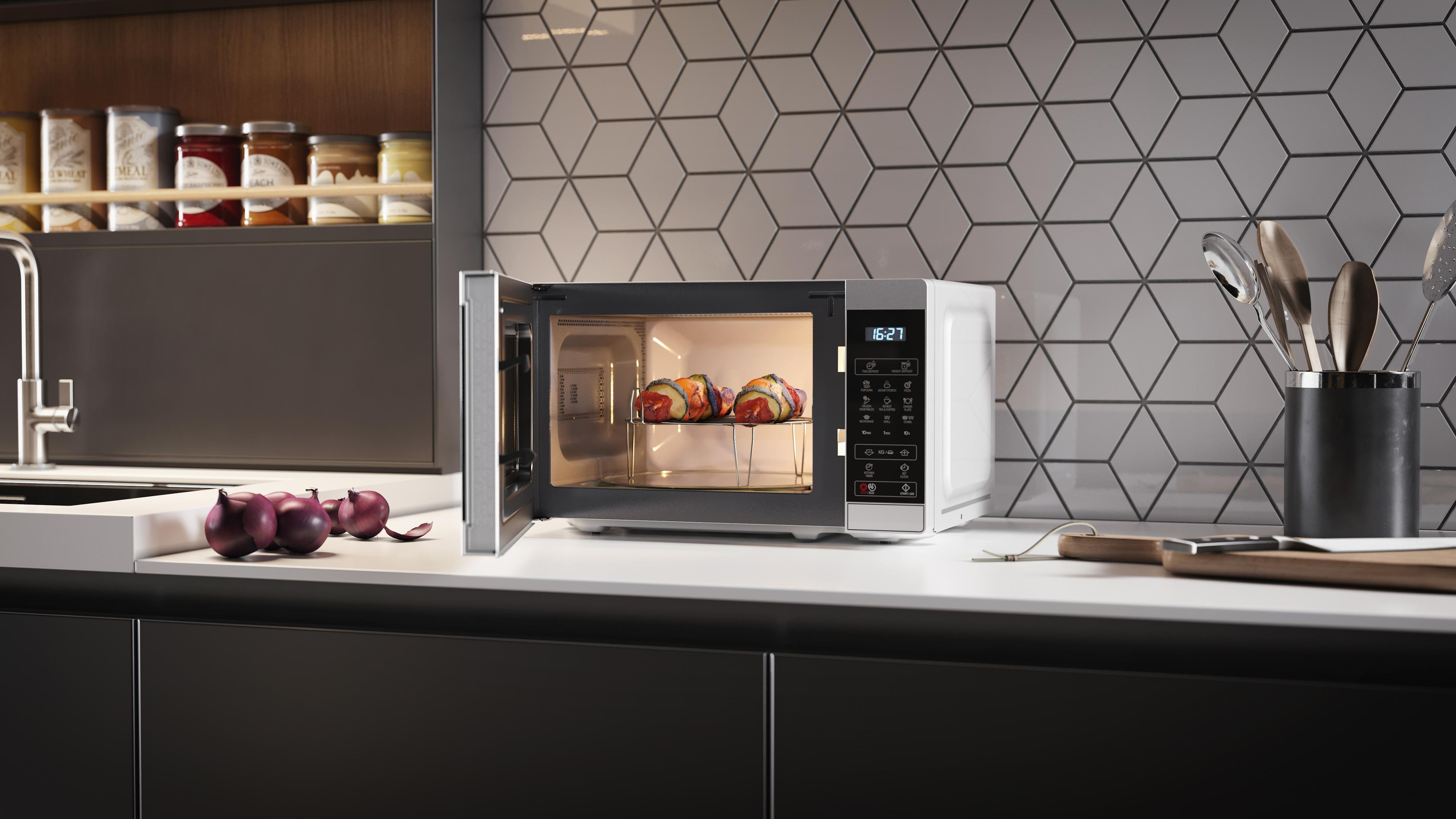 Forno a microonde con porta aperta, scena di cucina. Bianco e nero, cibo dentro.