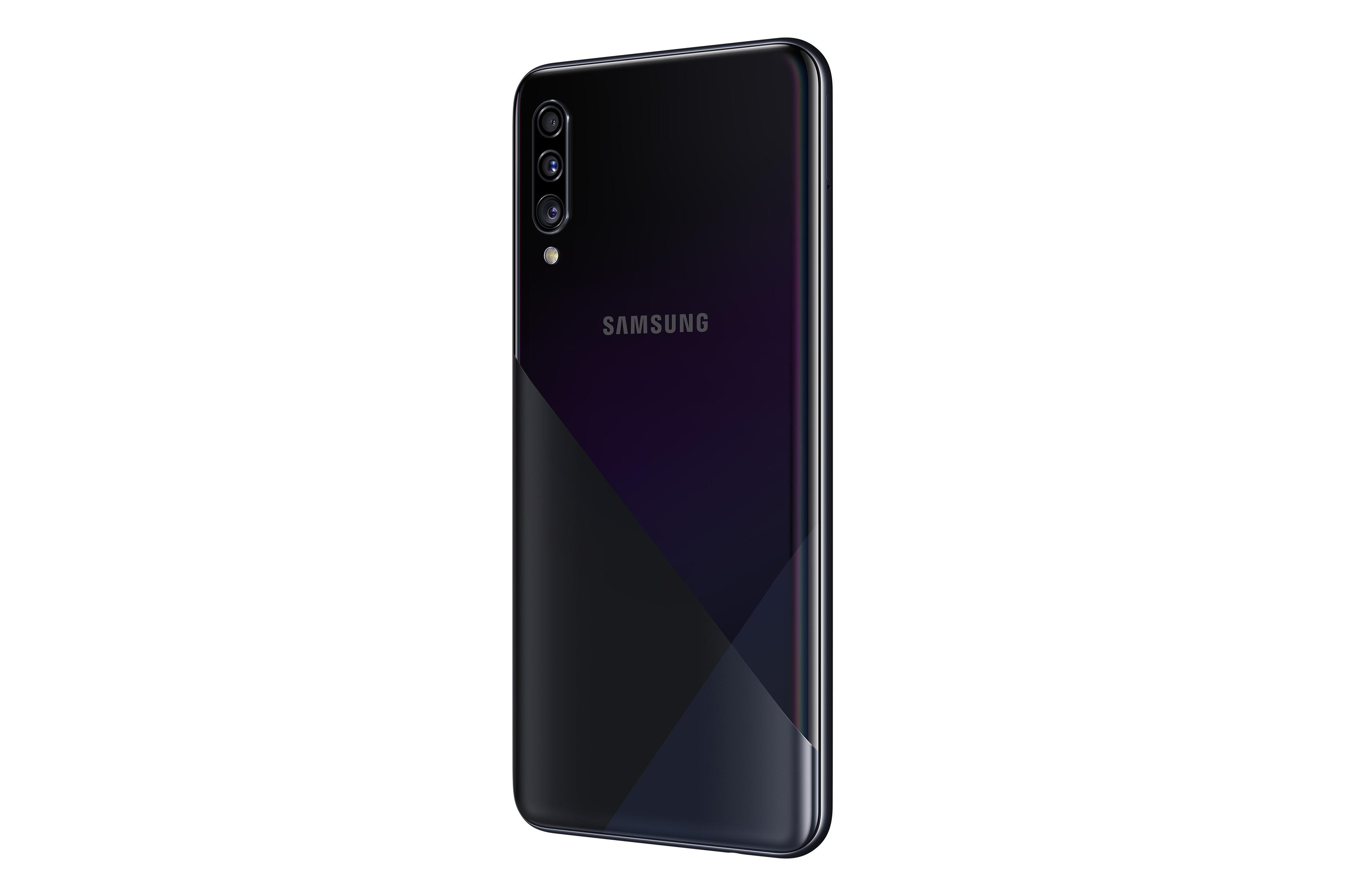 Ein schwarzes Samsung-Telefon, von hinten in einem Winkel betrachtet, mit drei Kameras und dem Samsung-Logo.