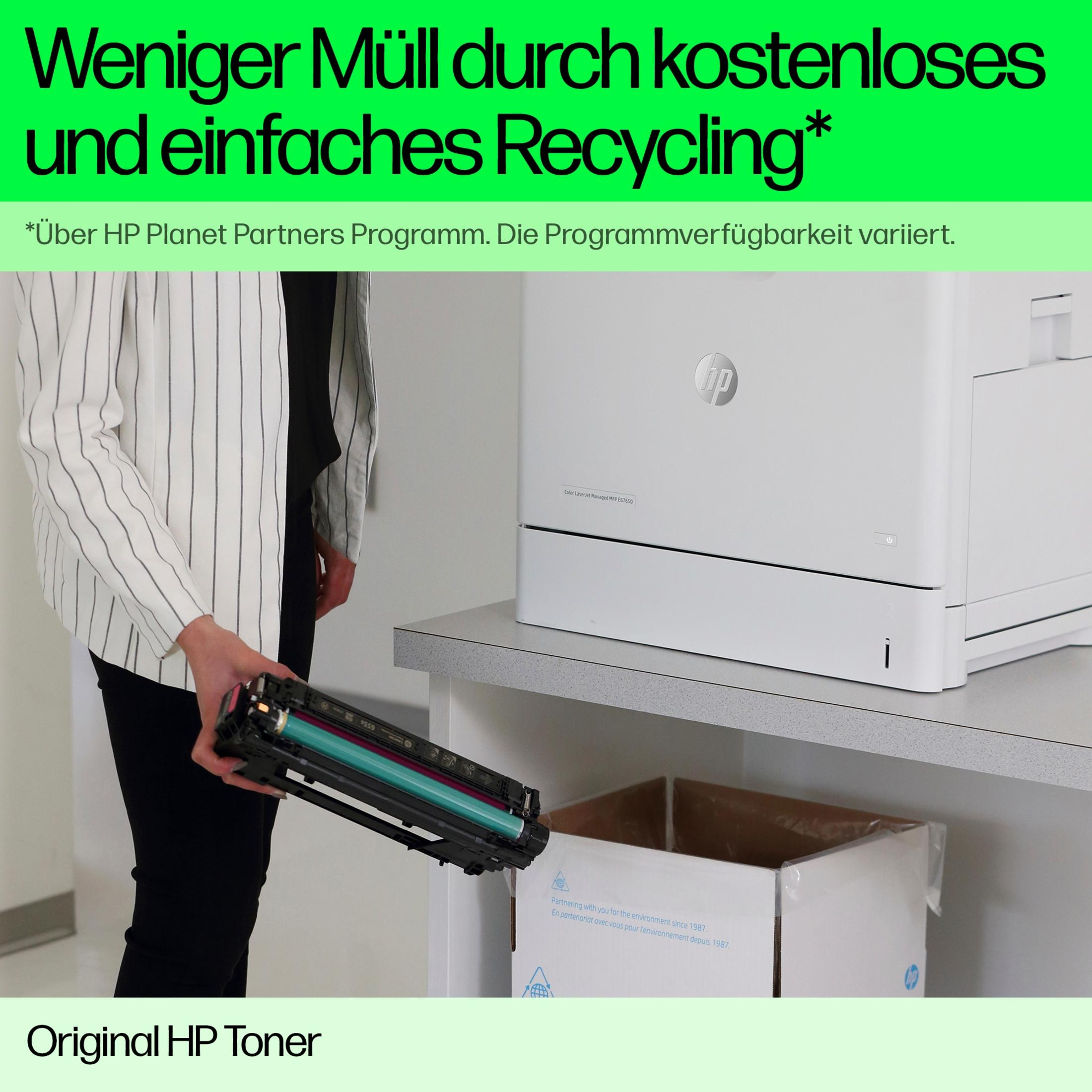 Osoba trzymająca wkład z tonerem, obok kosza do recyklingu i drukarki. Zielono-biała kolorystyka.