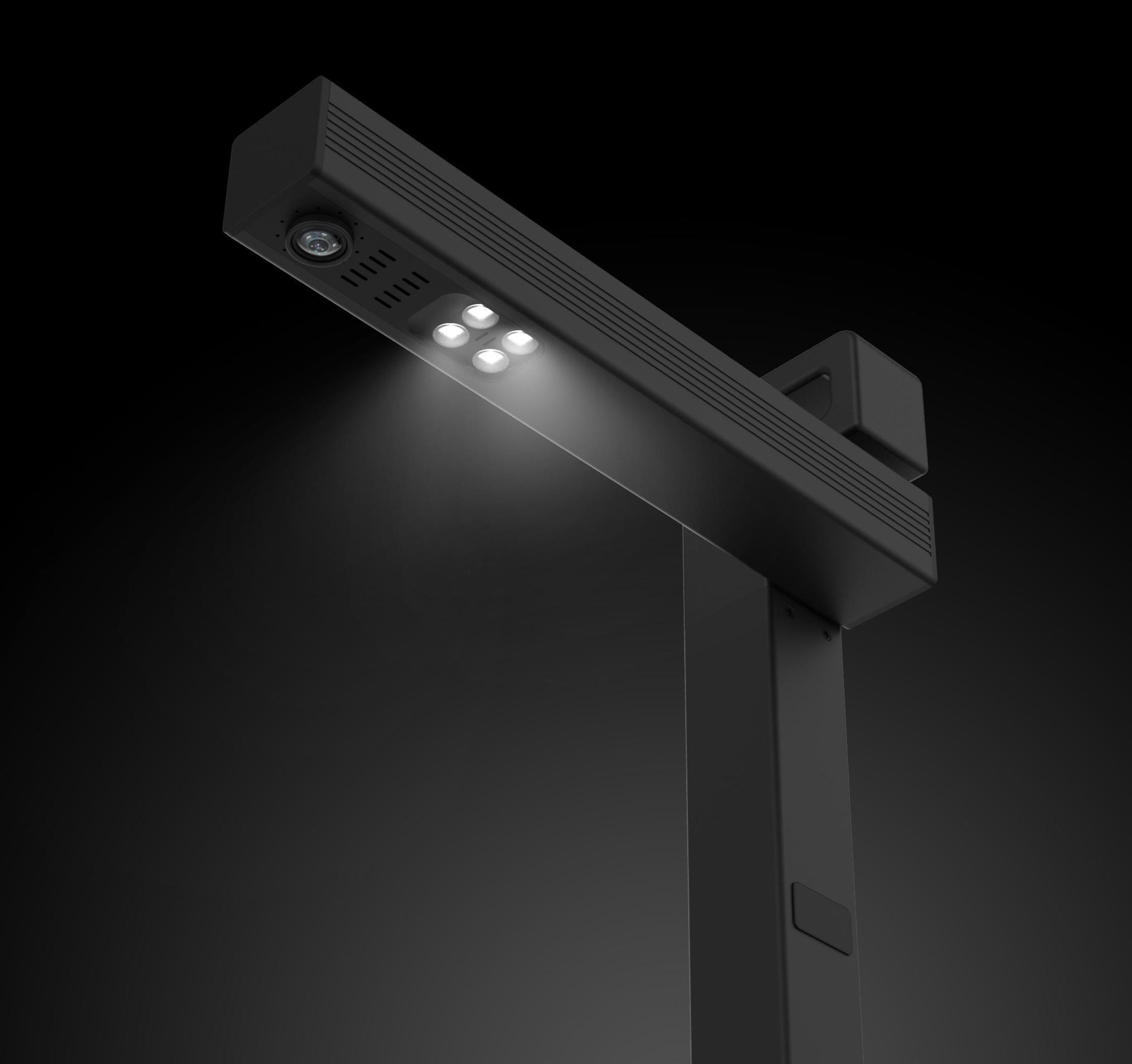 Czarny słup oświetleniowy z czterema diodami LED i kamerą. Ciemne tło.