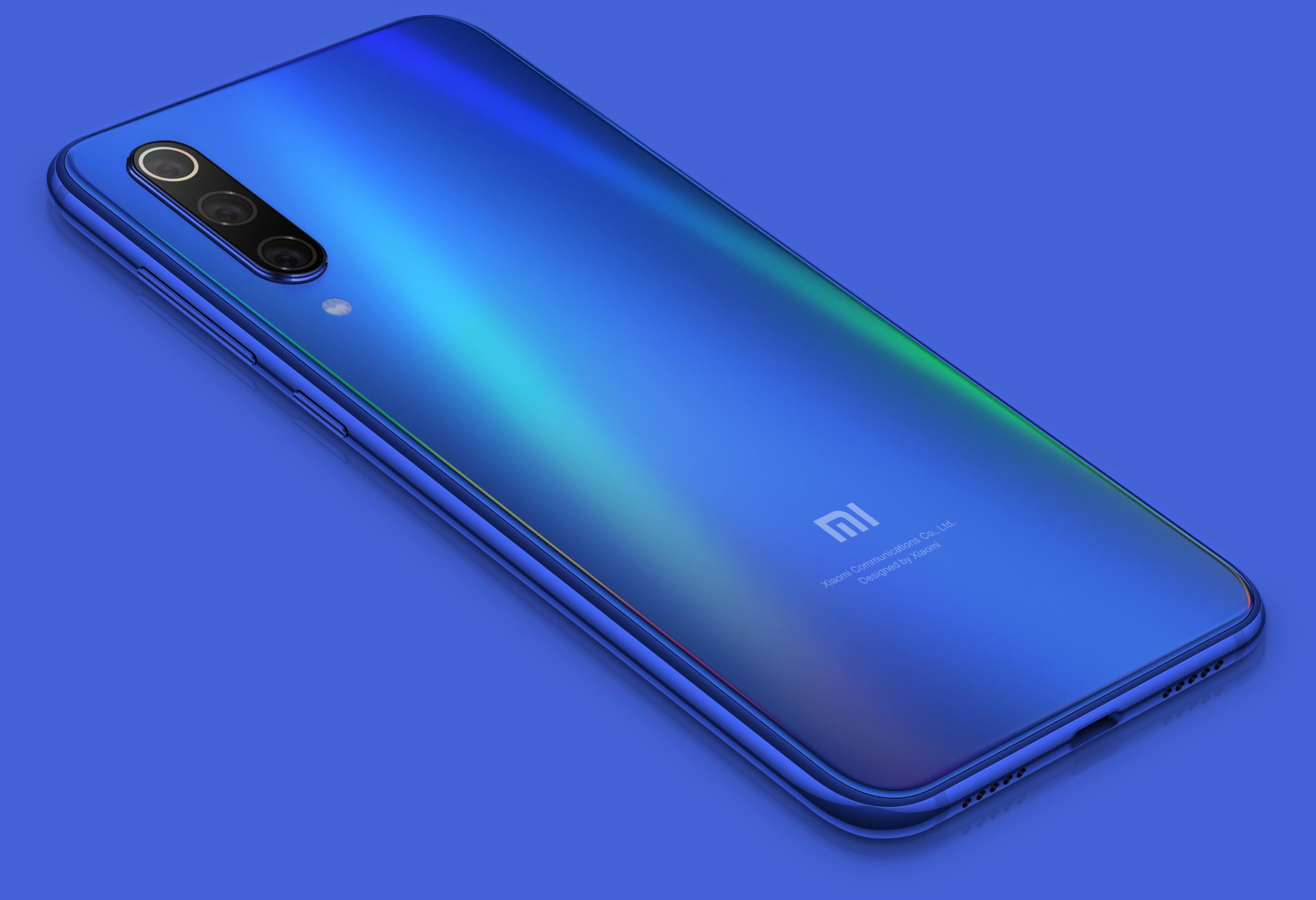Blaues Smartphone, Rückansicht. Dual-Kamera-Setup. Blauer Hintergrund.
