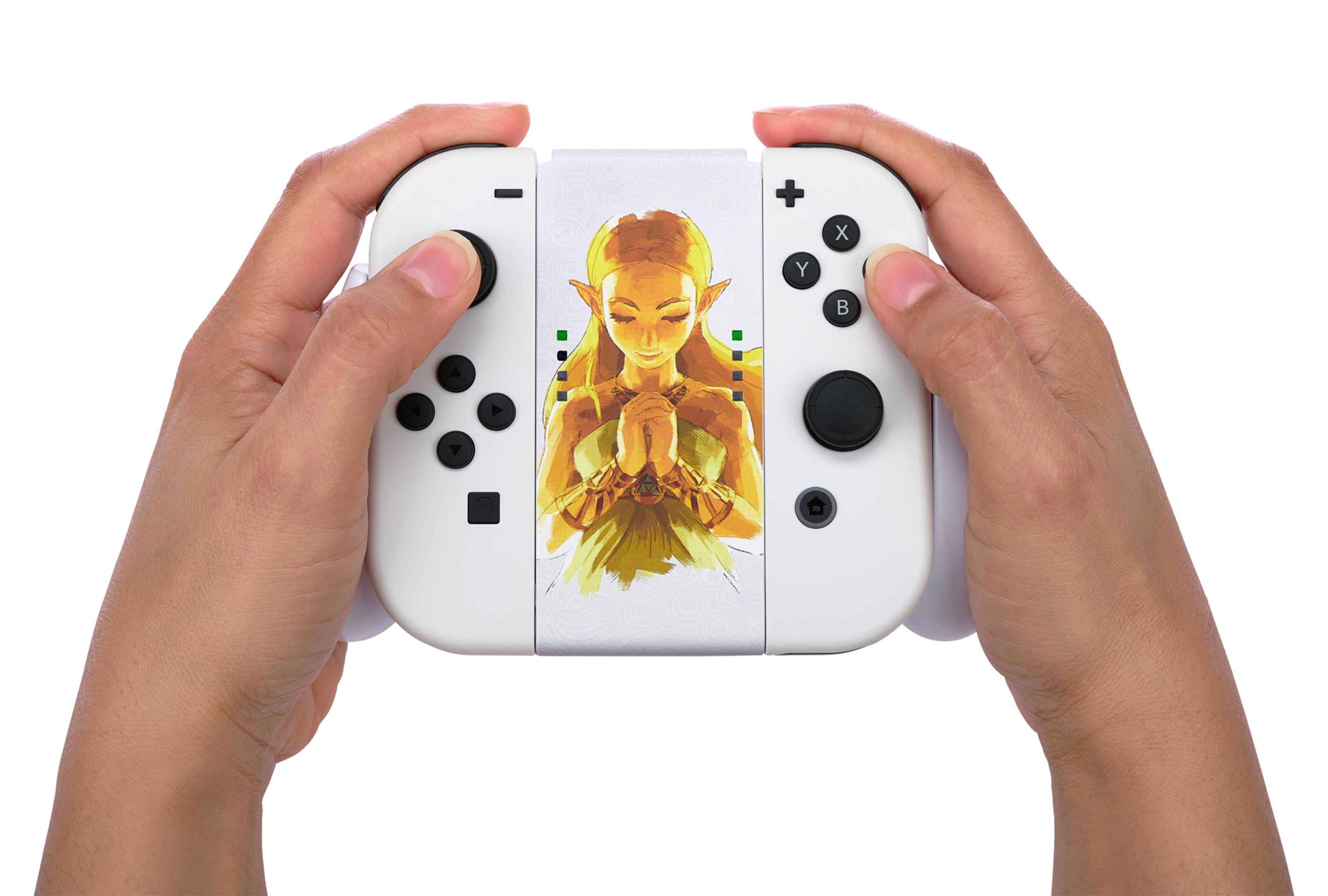 Hände halten einen weißen Nintendo Switch Controller mit Zelda Design. Das Bild ist nah.