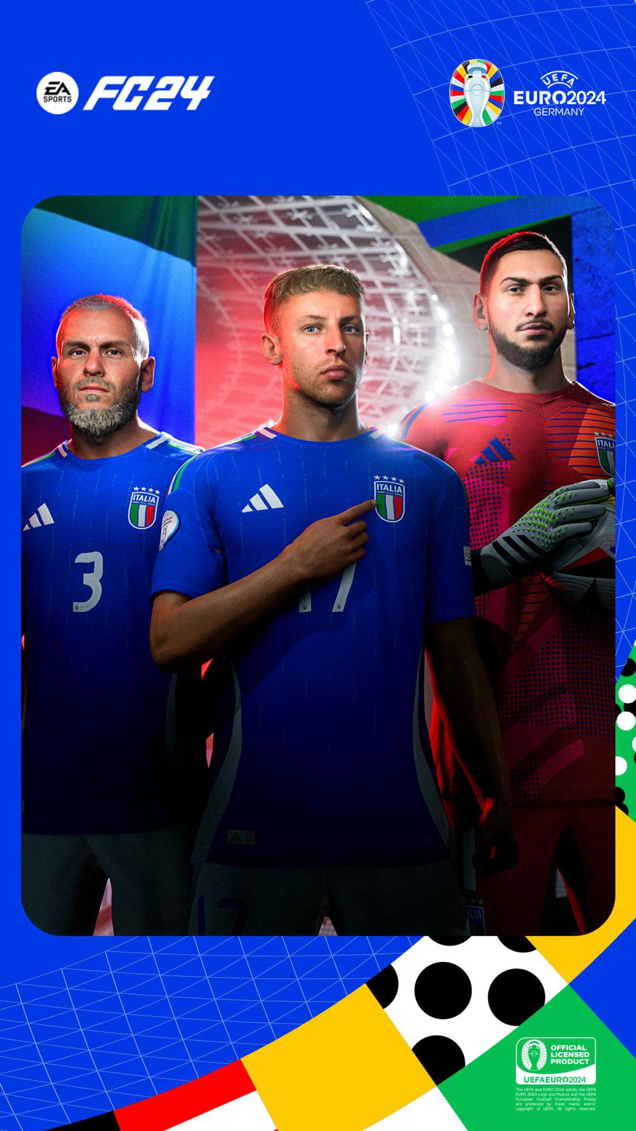 Trzech mężczyzn w niebieskich koszulkach piłkarskich. Koszulki mają napis "Italia". U góry logo "FC24".
