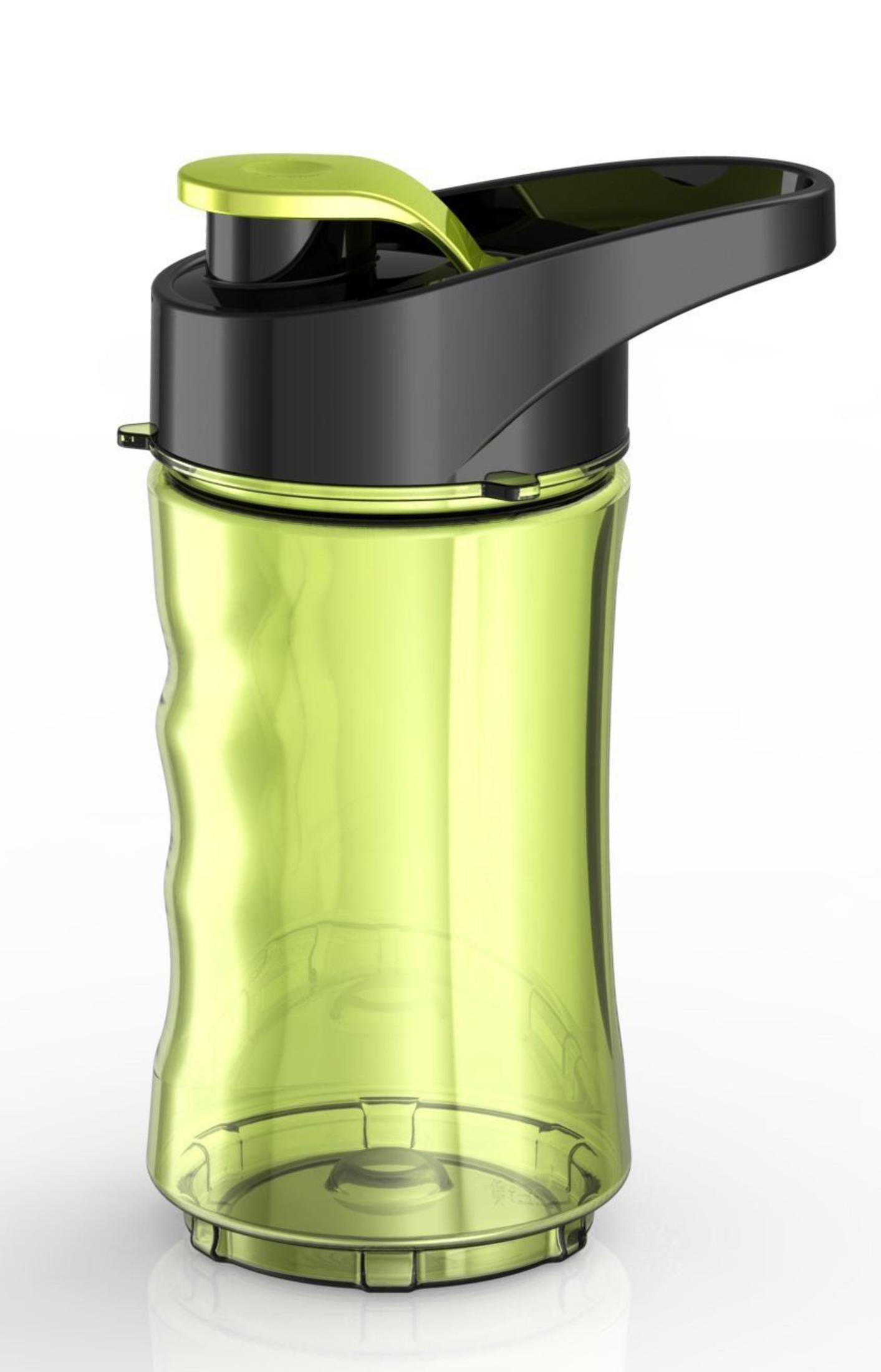 Grüne, transparente Plastikwasserflasche mit schwarzem Deckel und grünem Klappverschluss, weißer Hintergrund.
