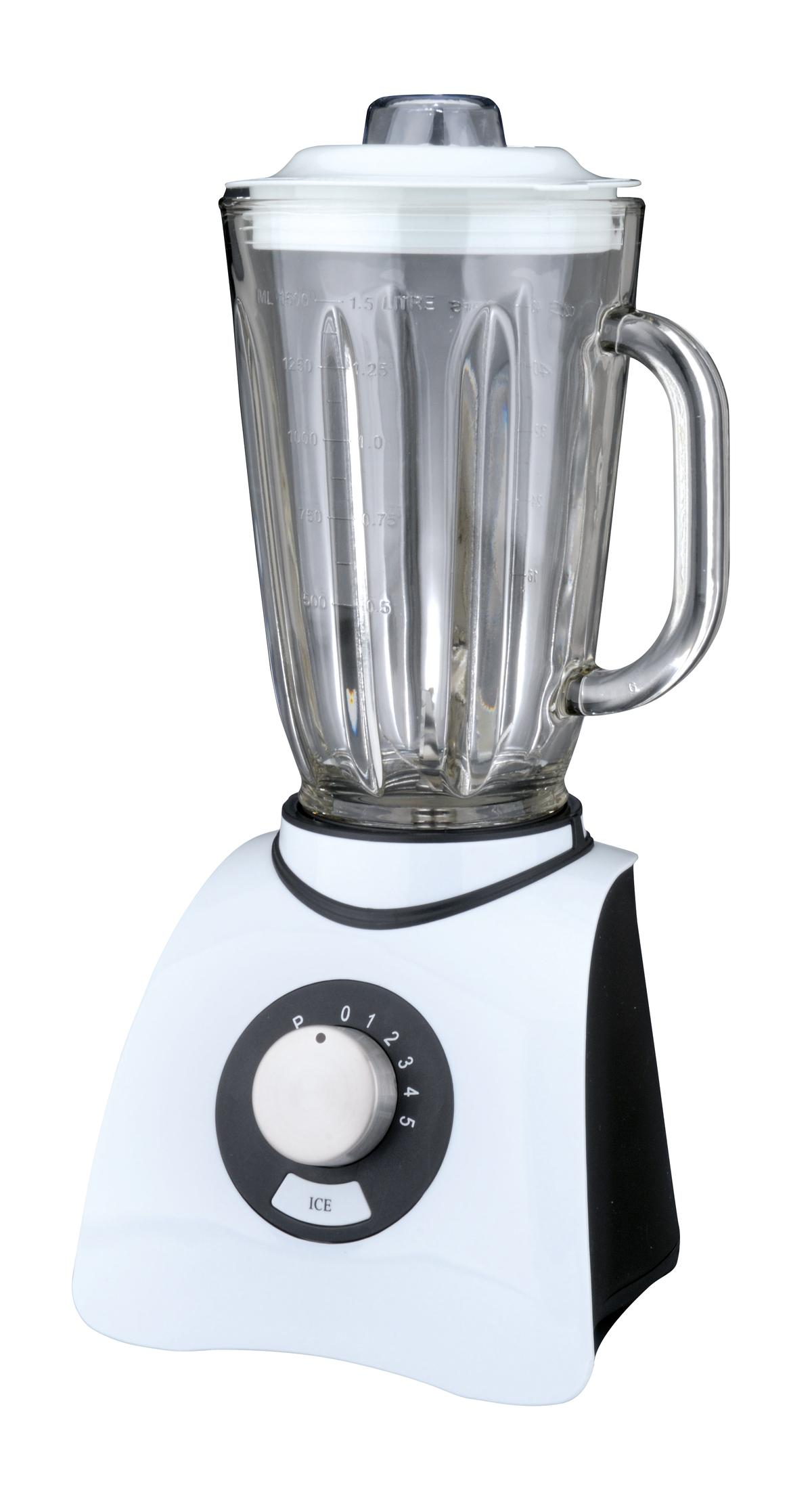 Weißer und schwarzer Mixer, abgewinkelt. Weißer Hintergrund.