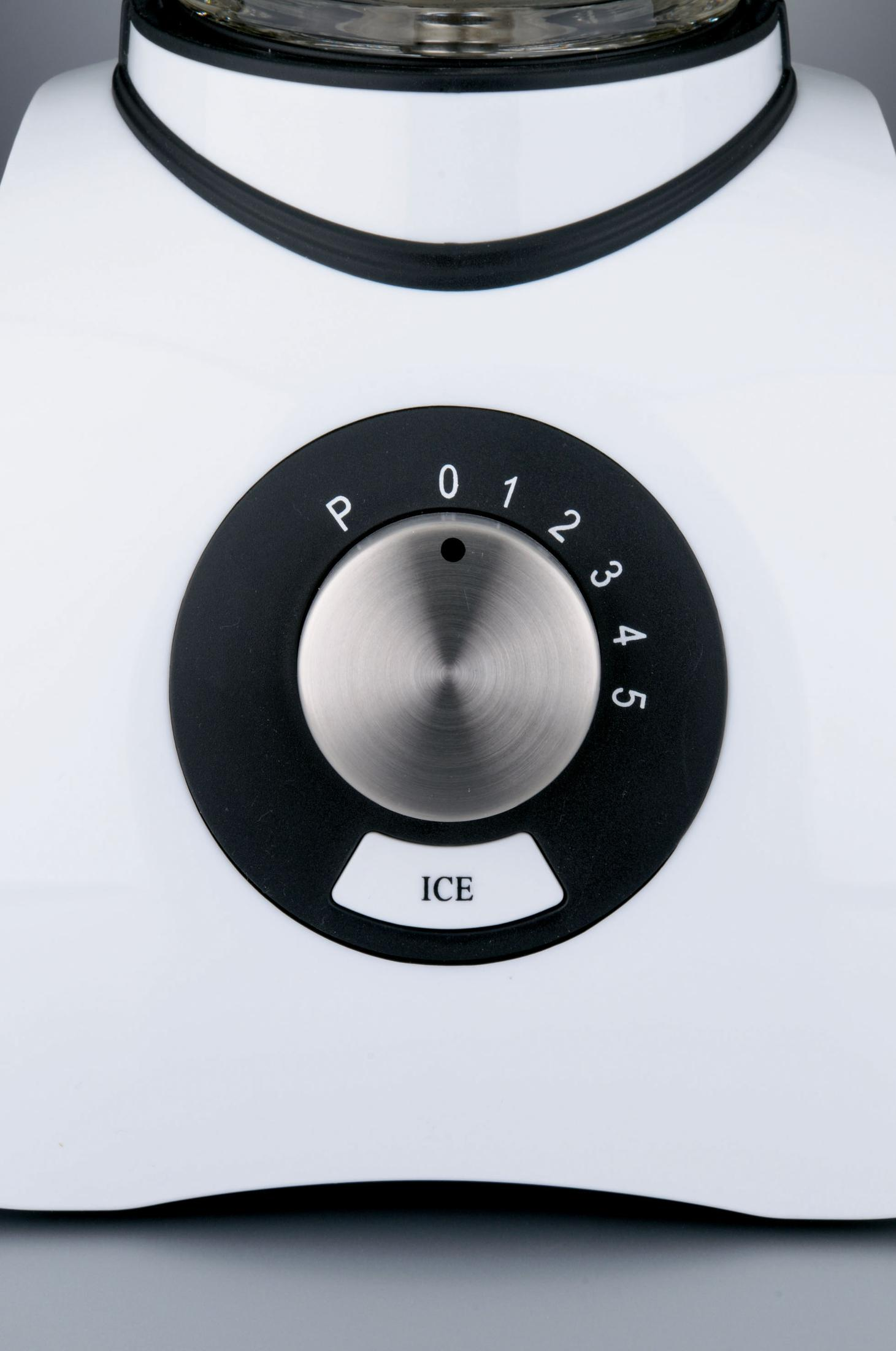 Drehregler des Mixers. Die Zahlen 0-5 und 'ICE' sind sichtbar. Weiße Mixerbasis.