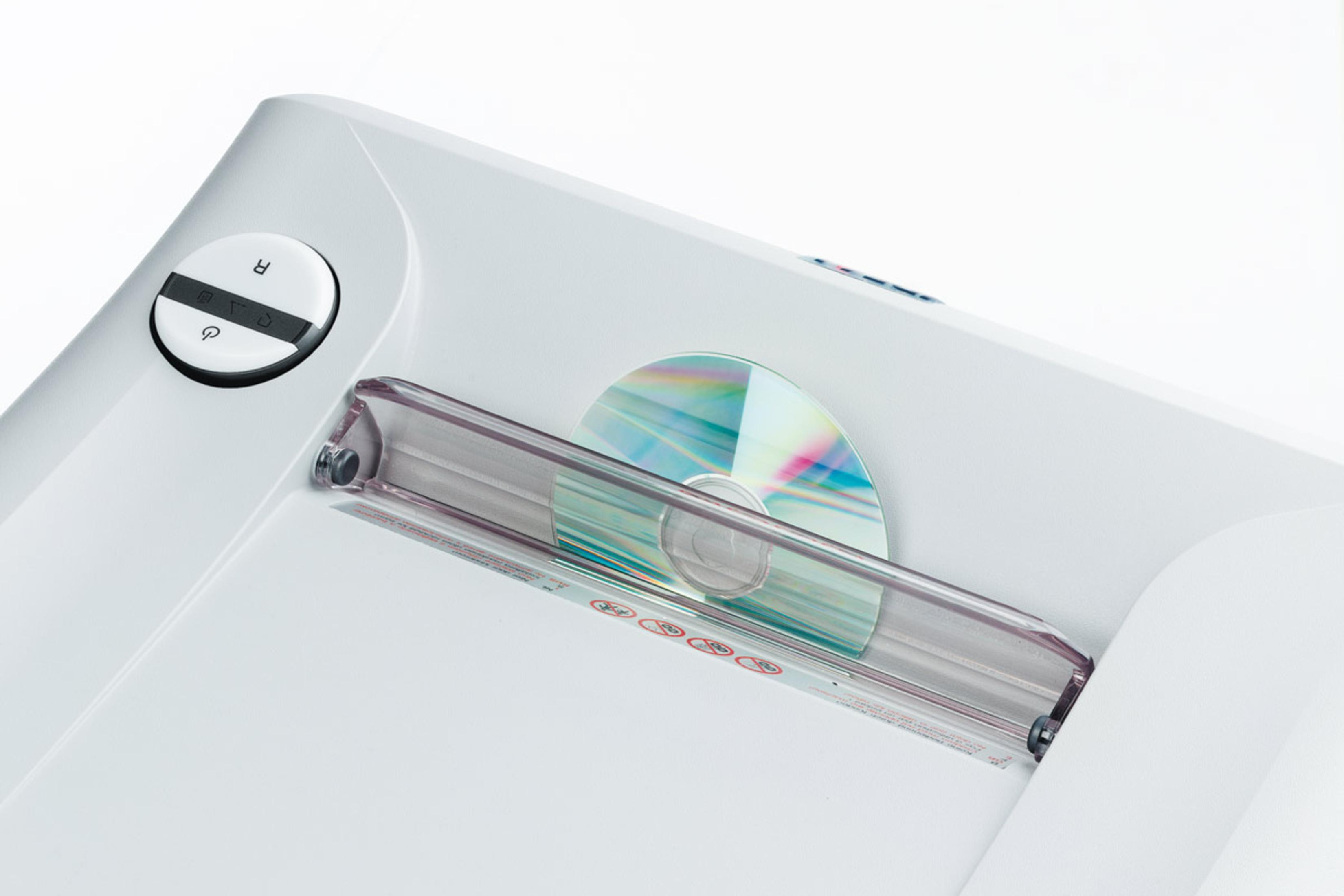 Ein weißer Aktenvernichter mit eingelegter CD. Ein schwarzer Knopf ist sichtbar.