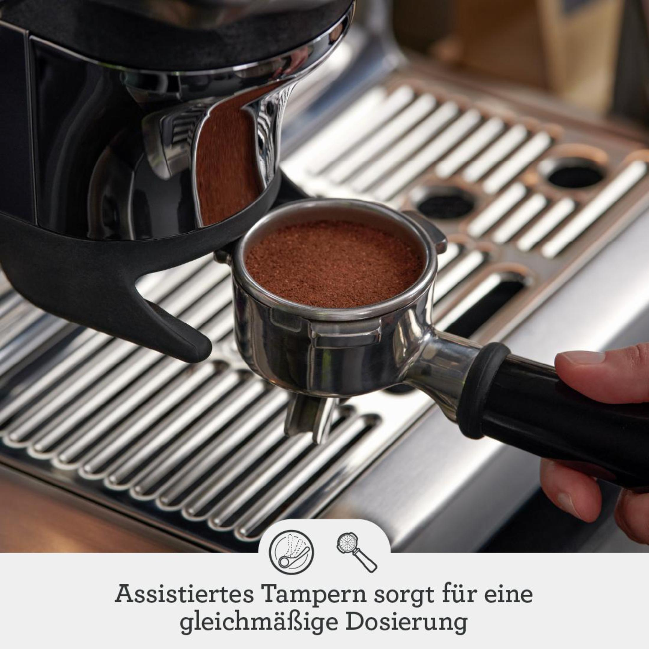 Nahaufnahme einer Kaffeemaschine mit einem mit Kaffeepulver gefüllten Siebträger.