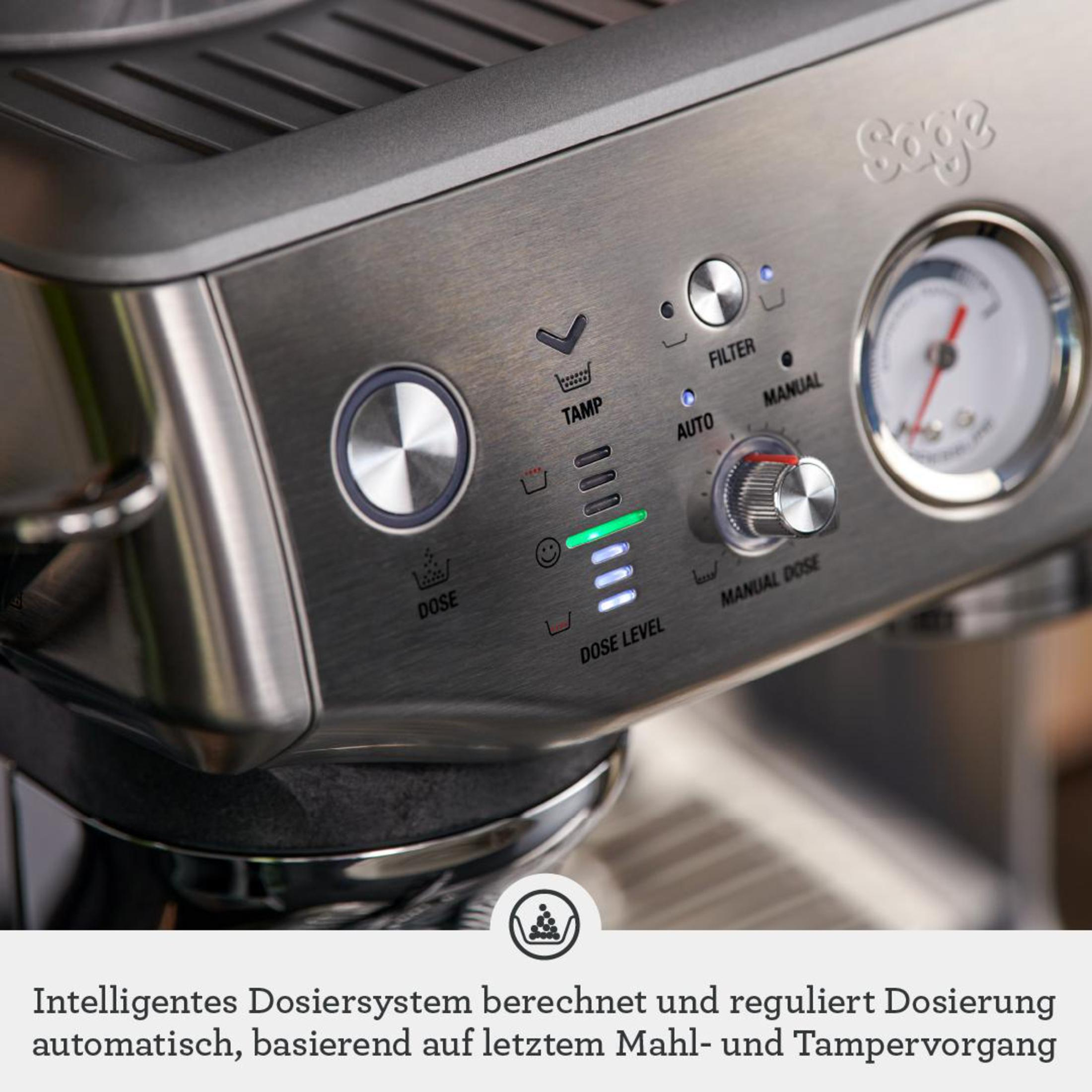 Nahaufnahme einer silbernen Espressomaschine mit Knöpfen, einem Drehregler und einer Anzeige. Grüne Lichter leuchten.