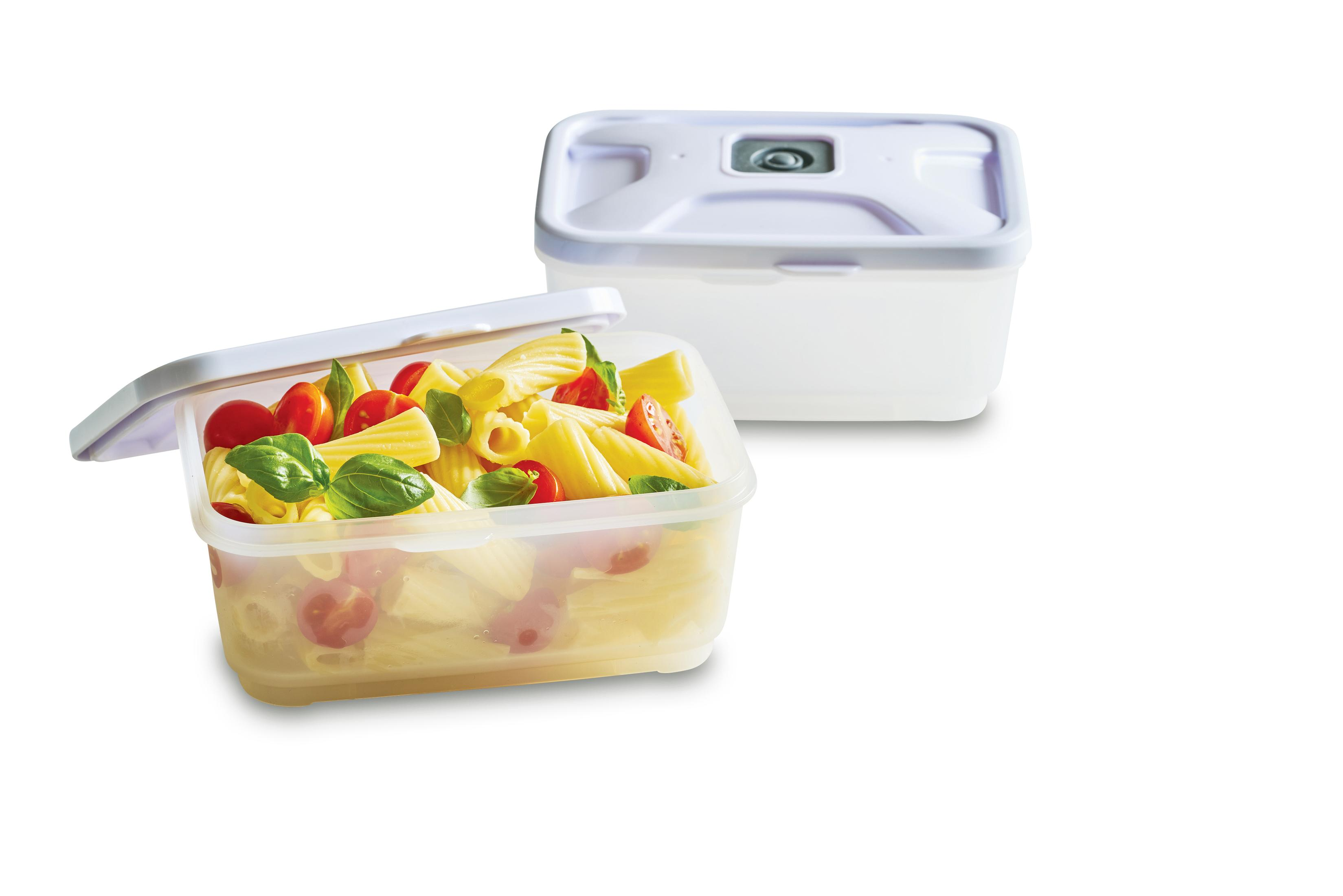 Zwei transparente Lebensmittelbehälter, einer offen mit Pasta, Tomaten und Basilikum. Der andere ist geschlossen.