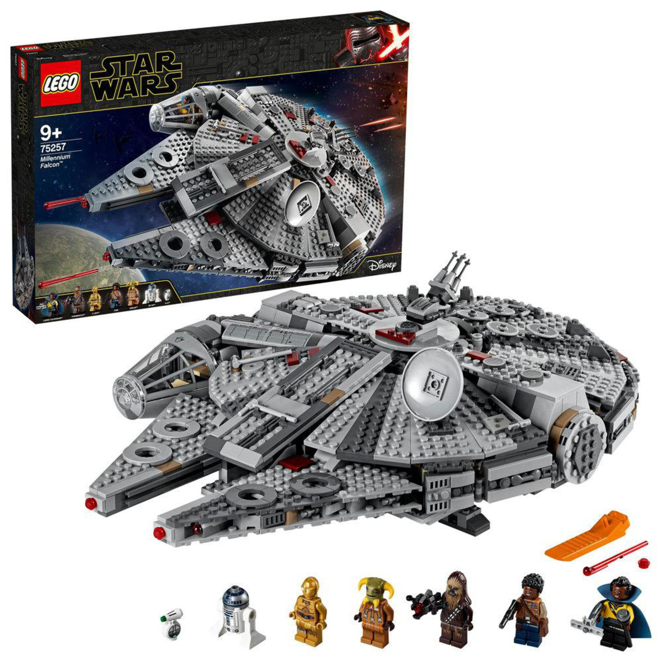 Zestaw Lego Star Wars, model Millennium Falcon i pudełko. Zawiera minifigurki. Białe tło.