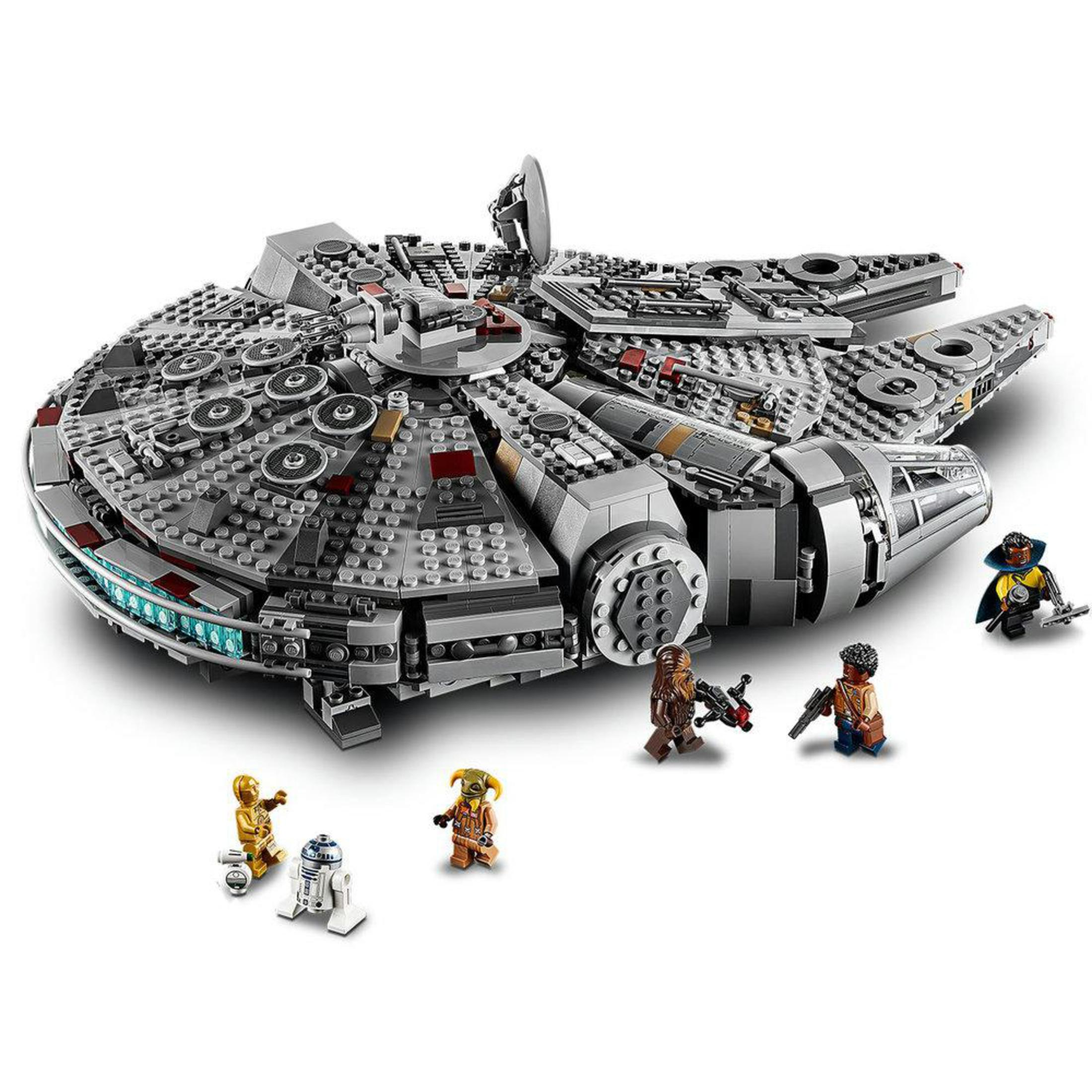 Model Lego Star Wars Millennium Falcon z minifigurkami. Białe tło.