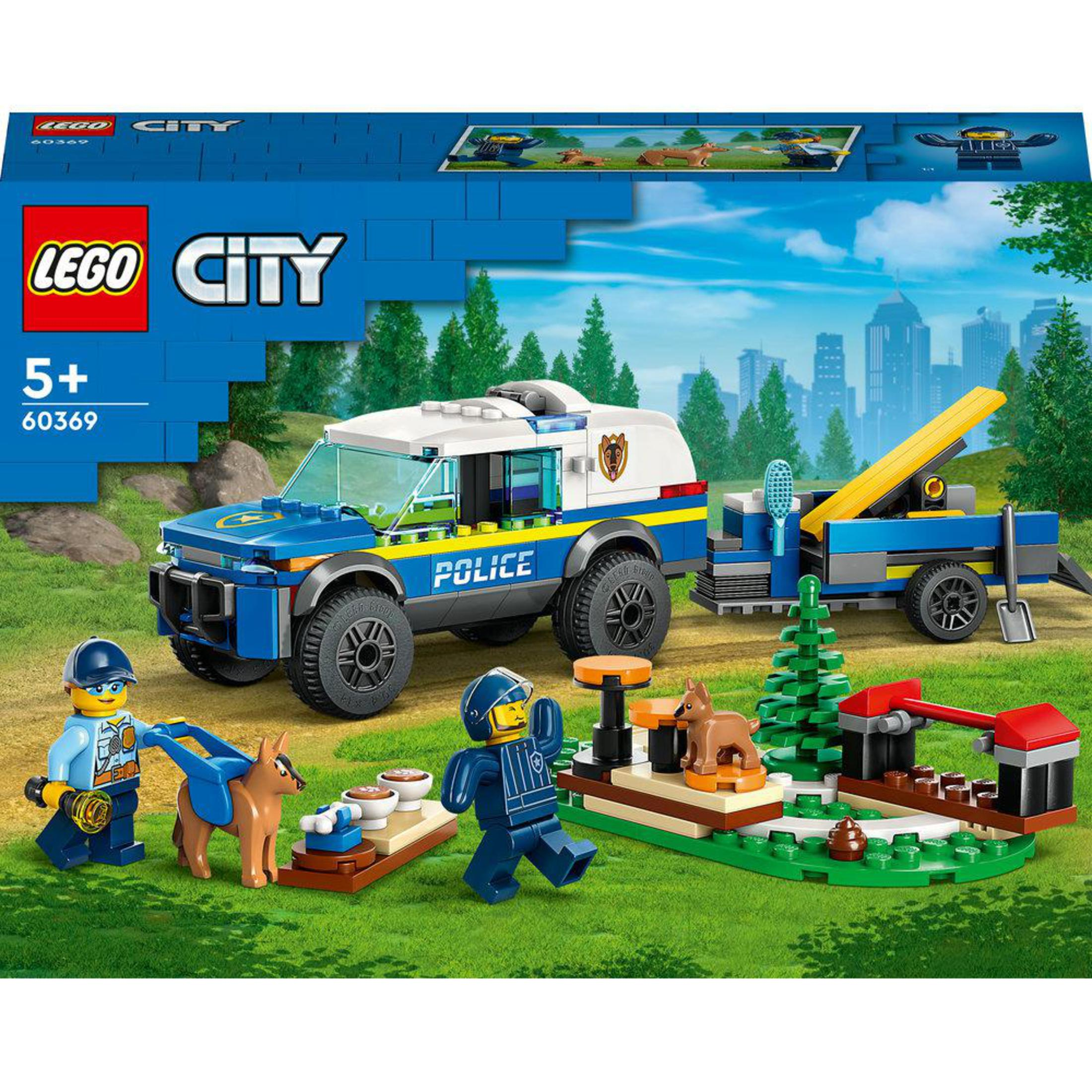 Polis kamyonu, römork, figürler, köpekler, ağaçlar ve şehir arka planı ile Lego City polis seti.