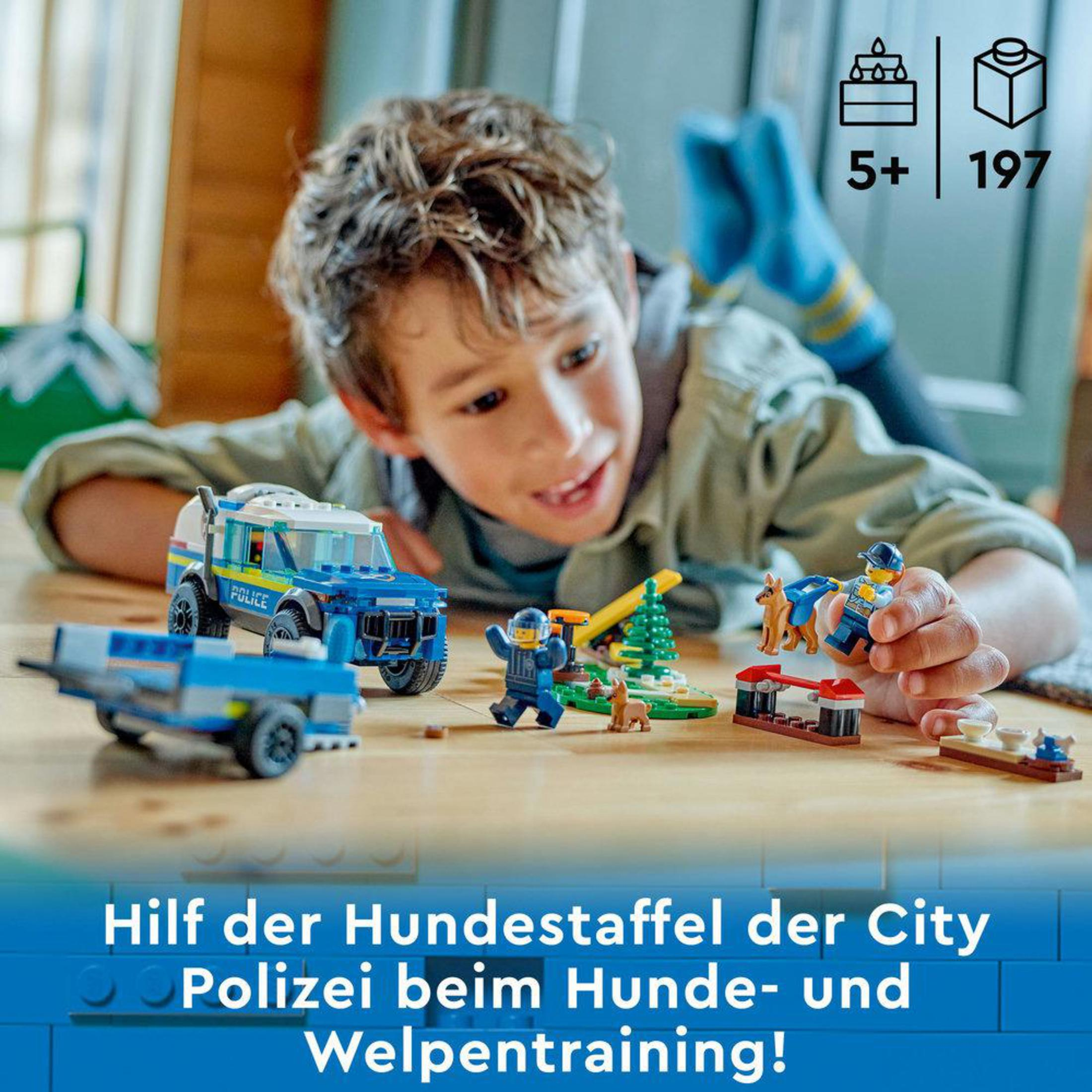 Bir çocuk bir LEGO polis setiyle oynuyor. Set bir kamyon, figürler ve köpekler içerir.