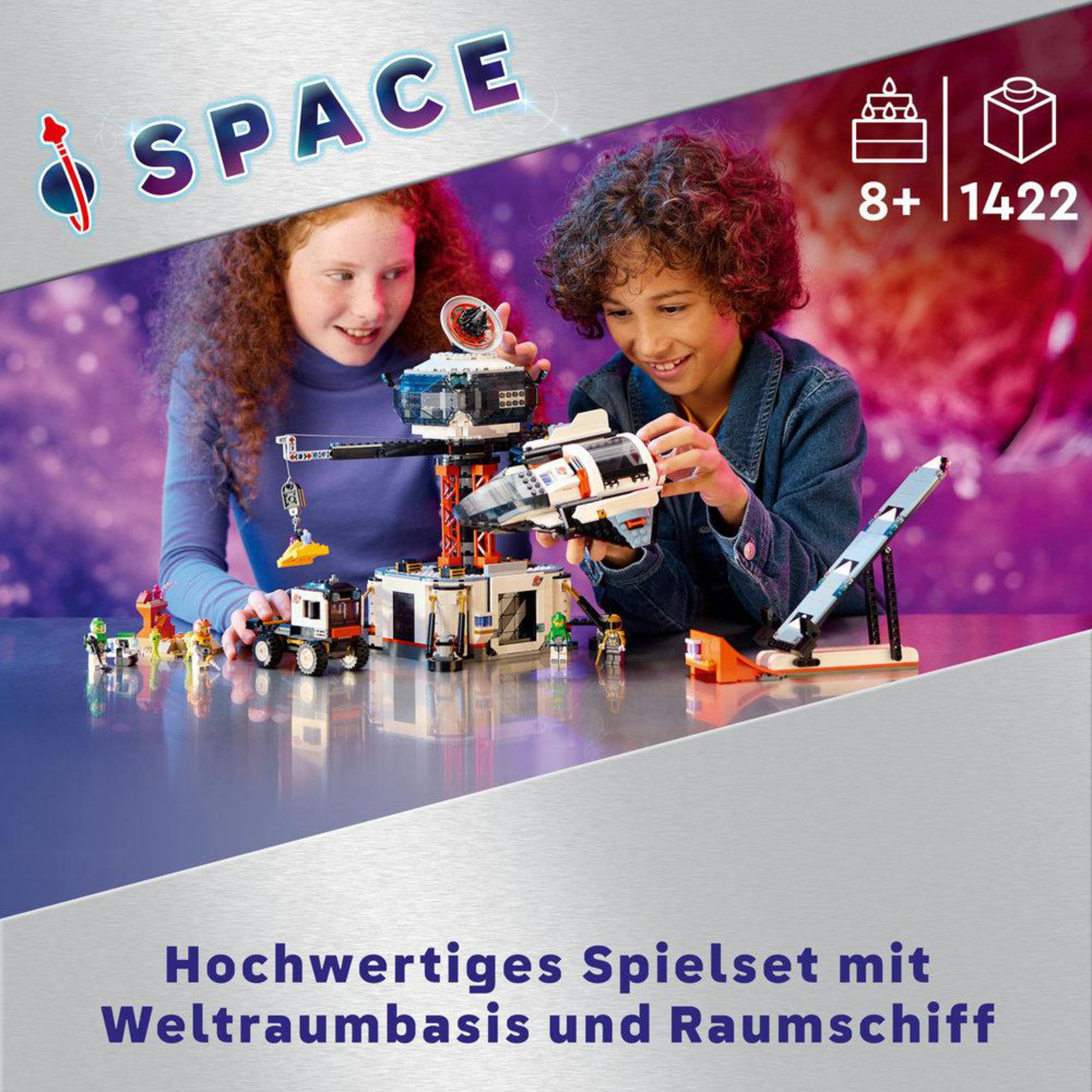 Zwei Kinder bauen ein Weltraumstationsmodell mit einem Spielzeugraumschiff und Mondrover.