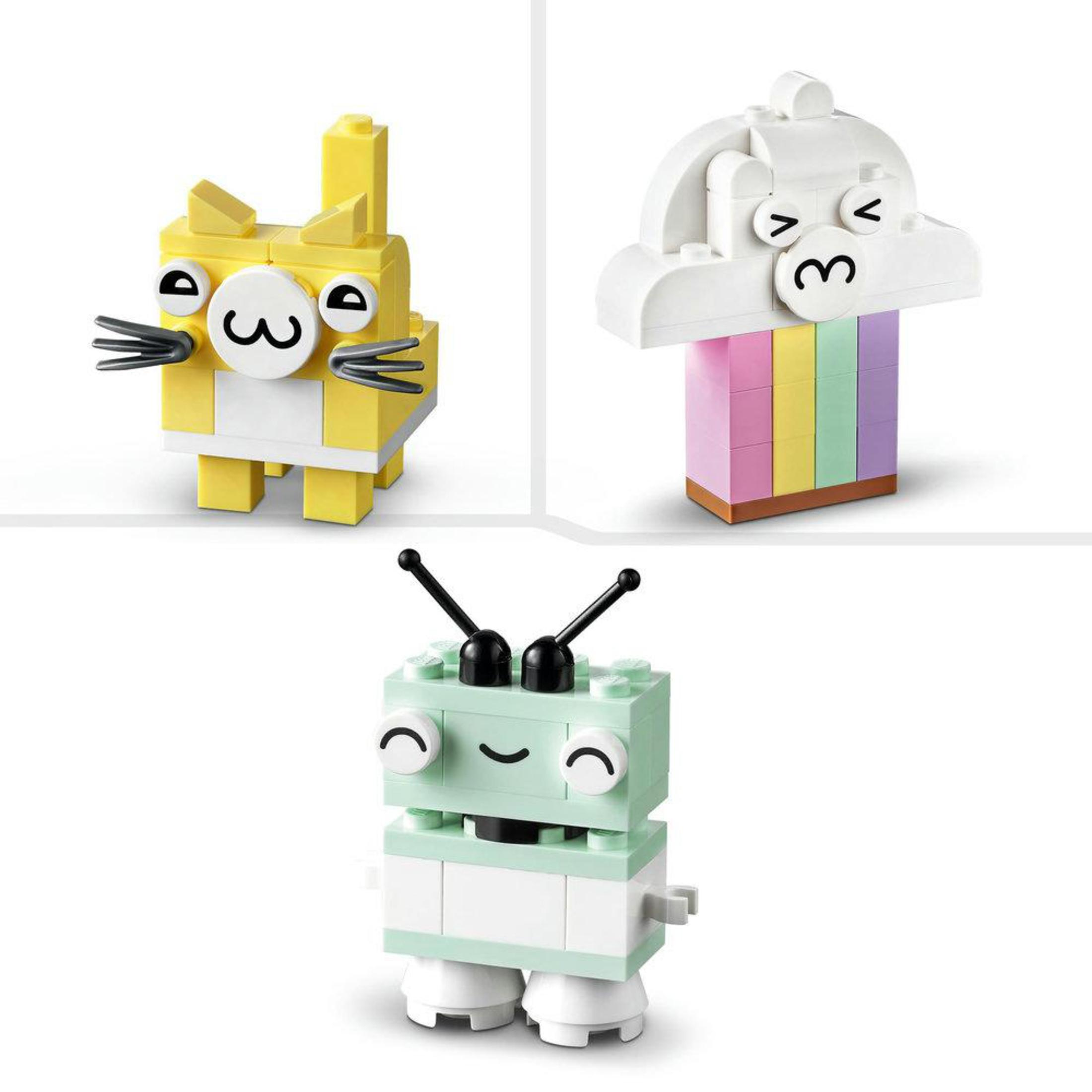 Üç Lego figürü: kedi, gökkuşağı ile bulut ve yeşil uzaylı.
