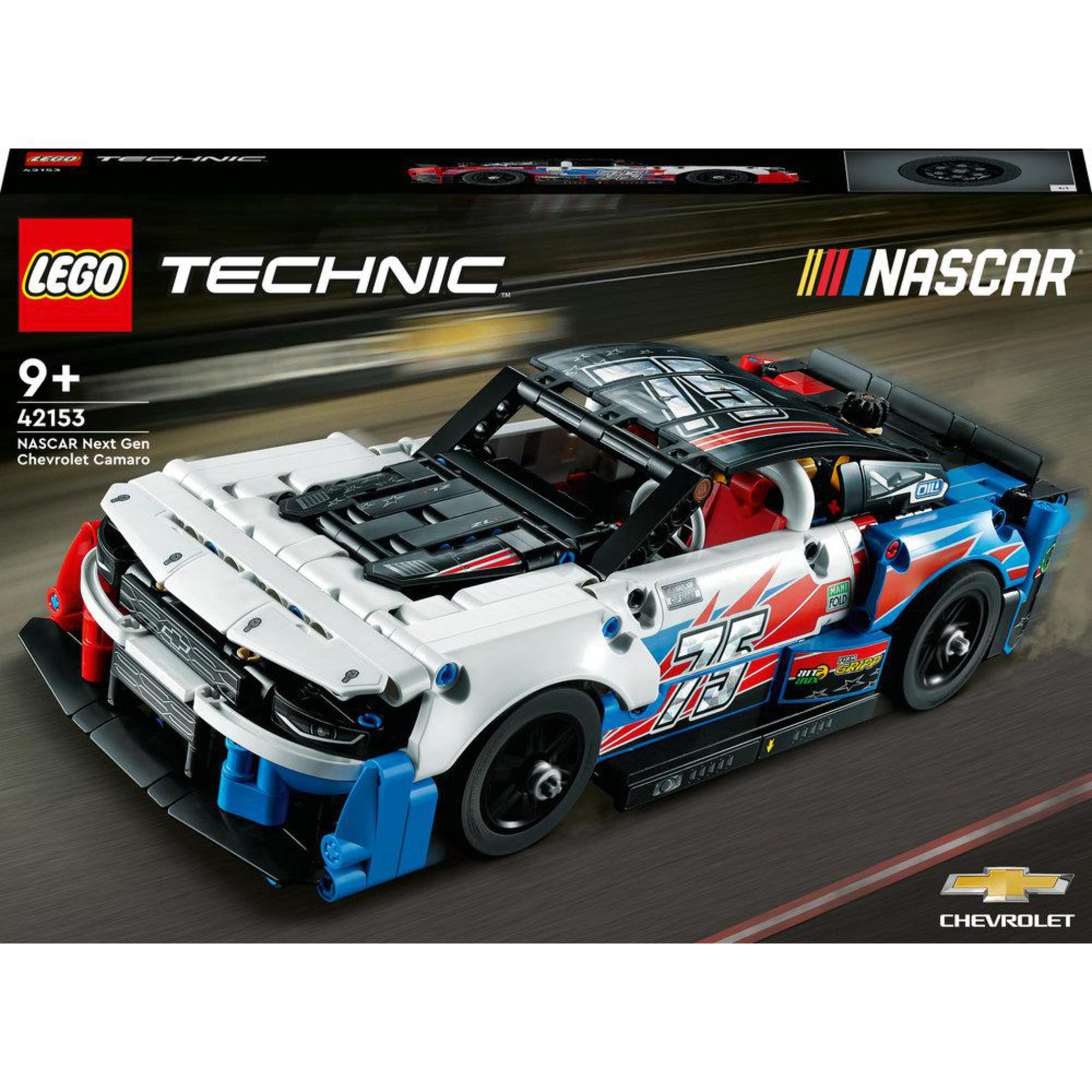 Lego Technic NASCAR Chevrolet Camaro-model op een witte achtergrond. De doos is zichtbaar op de achtergrond.