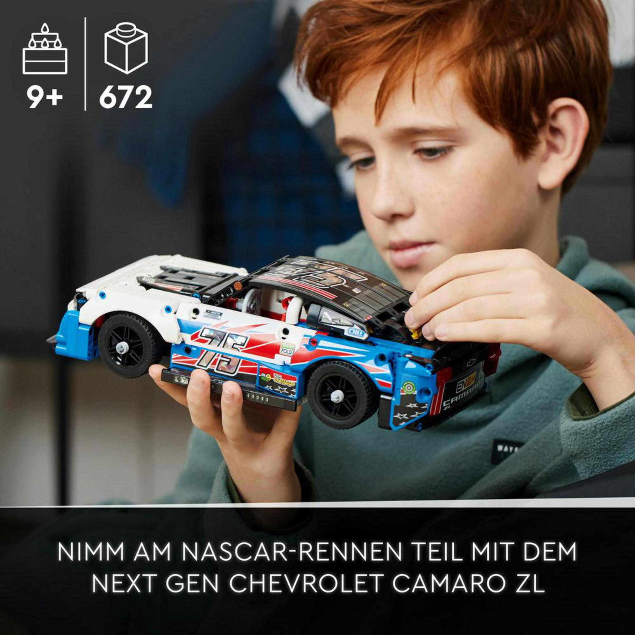 Een jongen houdt een LEGO raceauto set vast. De set is blauw, wit en rood.