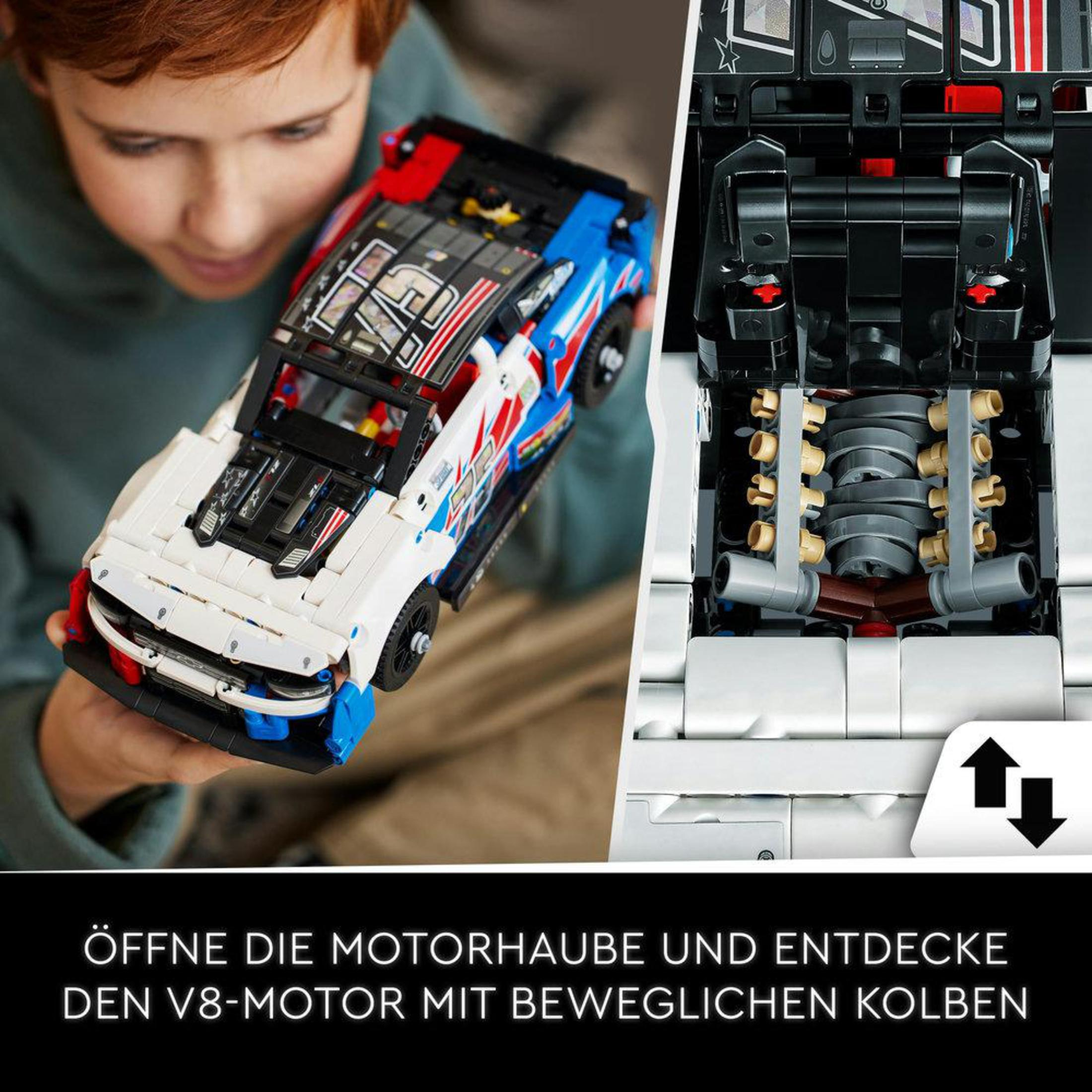 Een kind bekijkt een automodel, de motorkap is open en toont de motor. Tekst: Open de motorkap en ontdek de V8-motor.