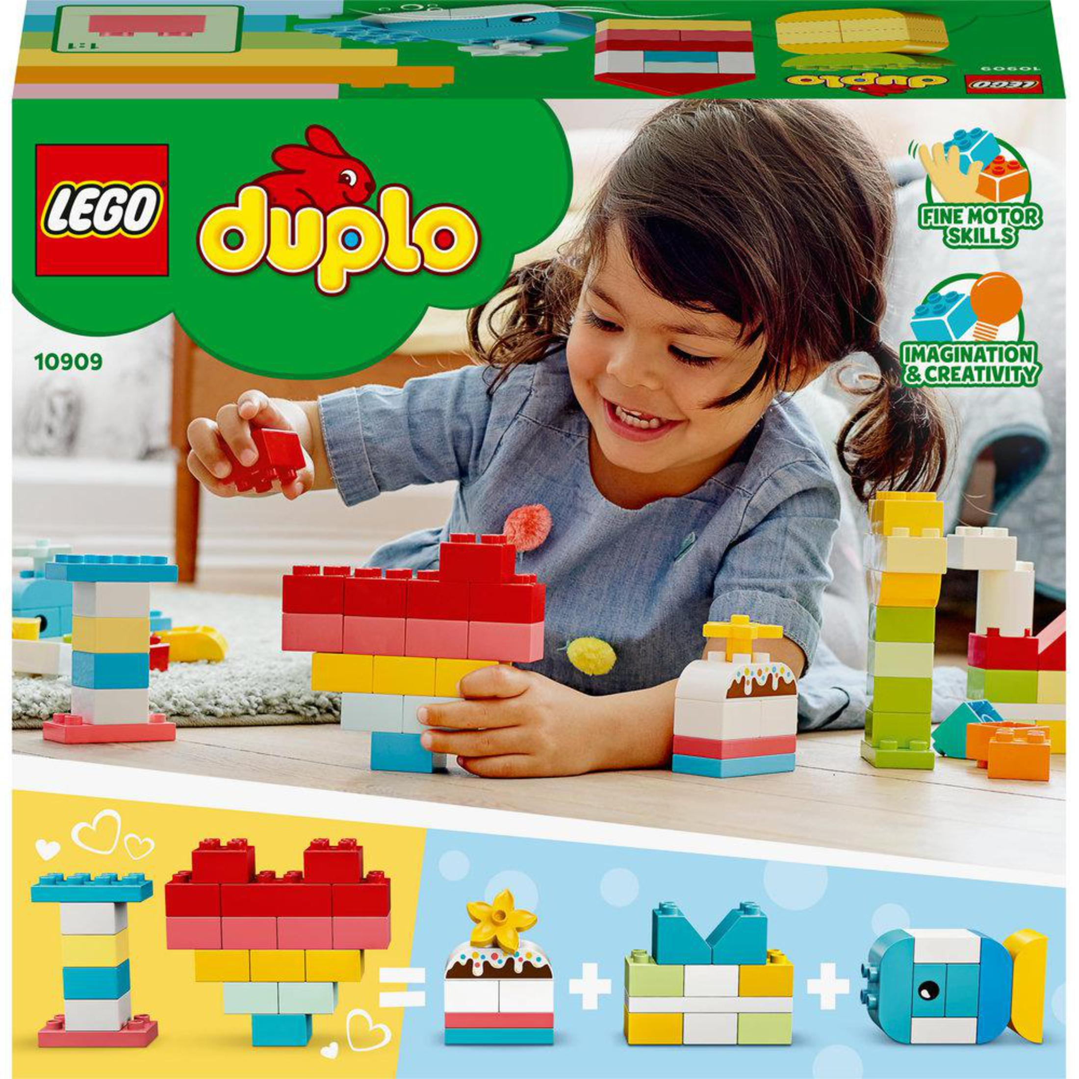 Un bambino gioca con i mattoncini Lego Duplo colorati. Sono esposti set di blocchi.