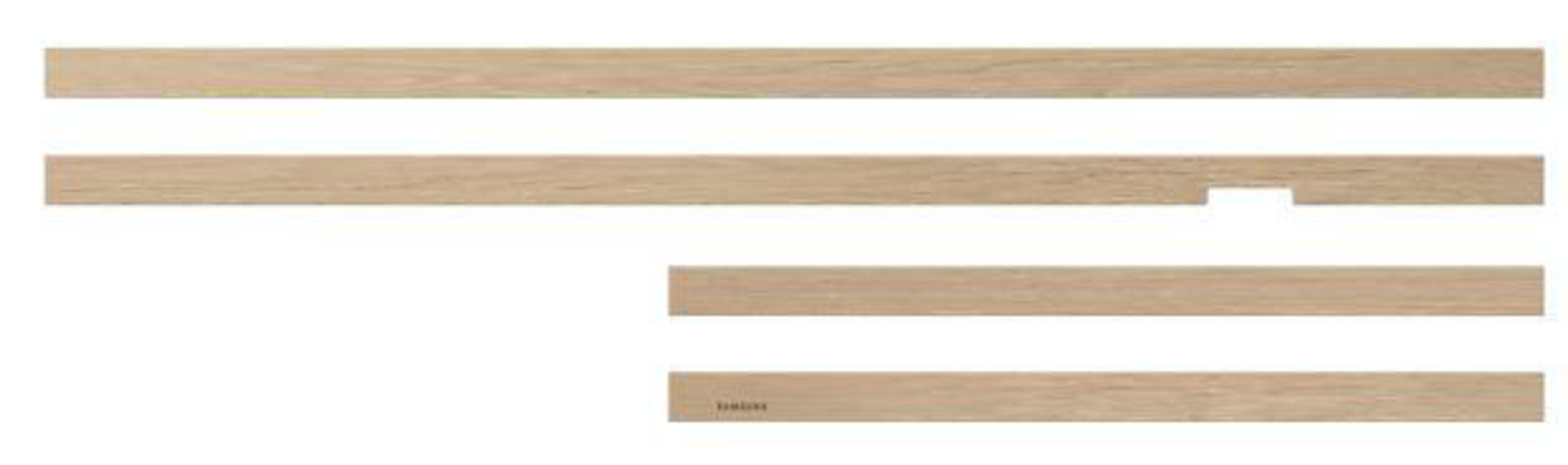 Holzleisten. Einige sind ganz, eine mit einer Kerbe. SAMSUNG-Logo auf einer.