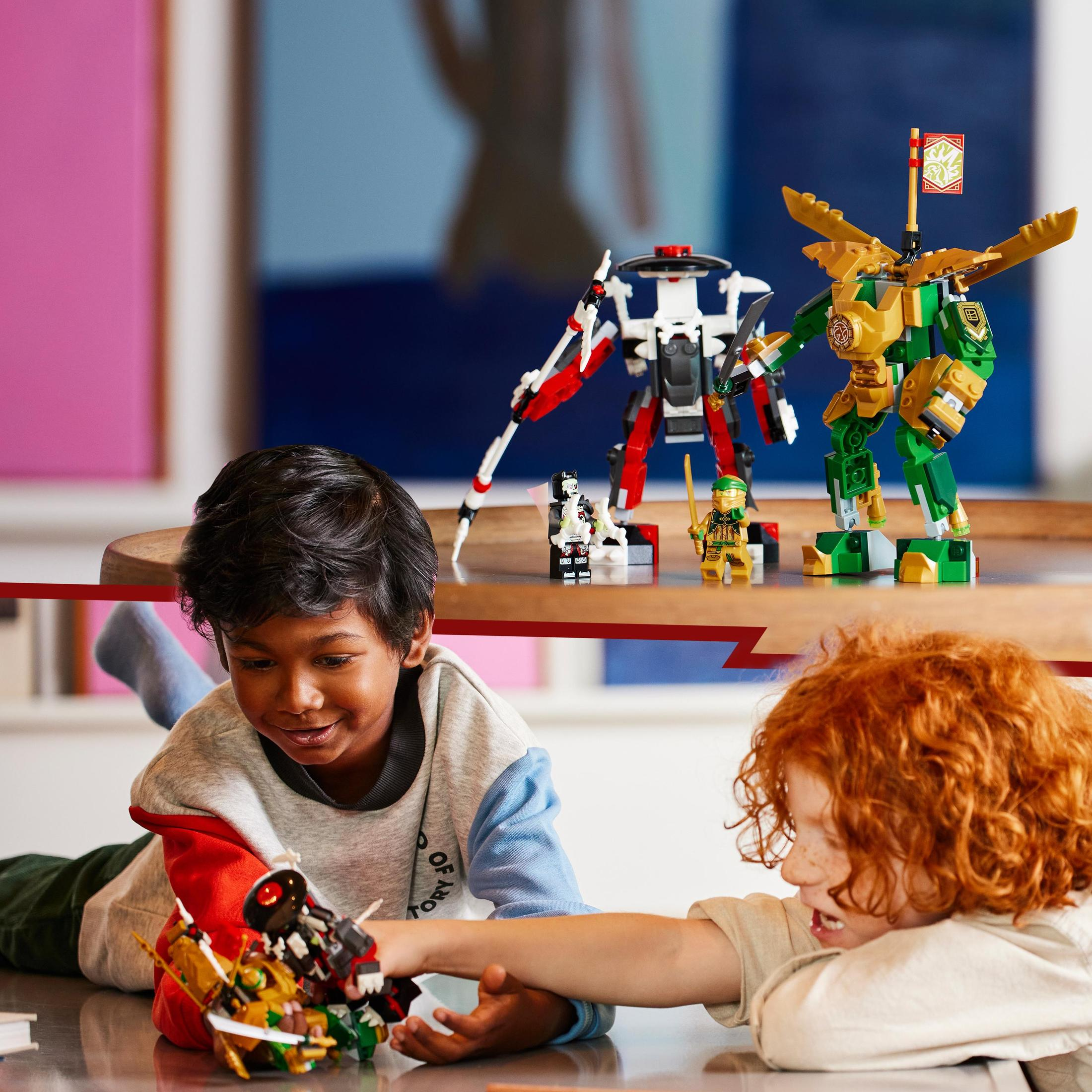 Due ragazzi che giocano con i personaggi Lego Ninjago. Uno è sdraiato, l'altro è seduto.