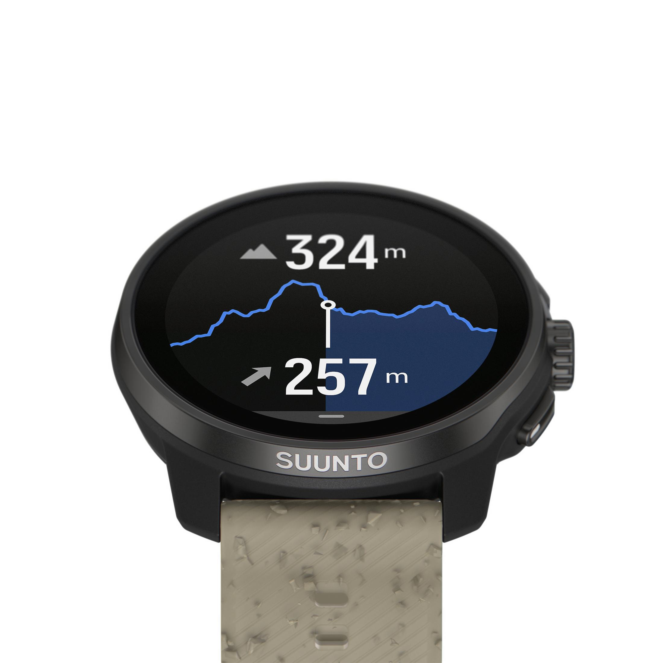 Smartwatch Suunto negra que muestra un gráfico de elevación y lectura de altitud en la pantalla.