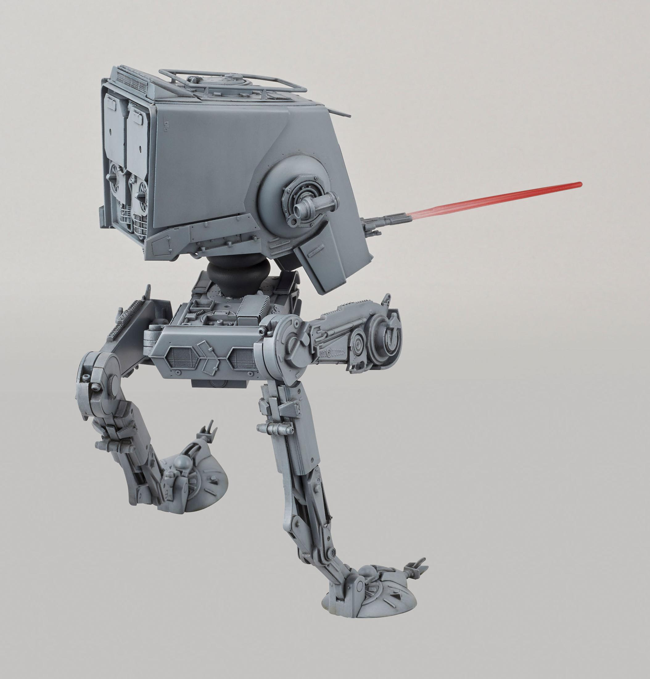Modèle AT-ST Star Wars tirant au laser. Modèle gris sur fond clair. Jambes robotiques détaillées.