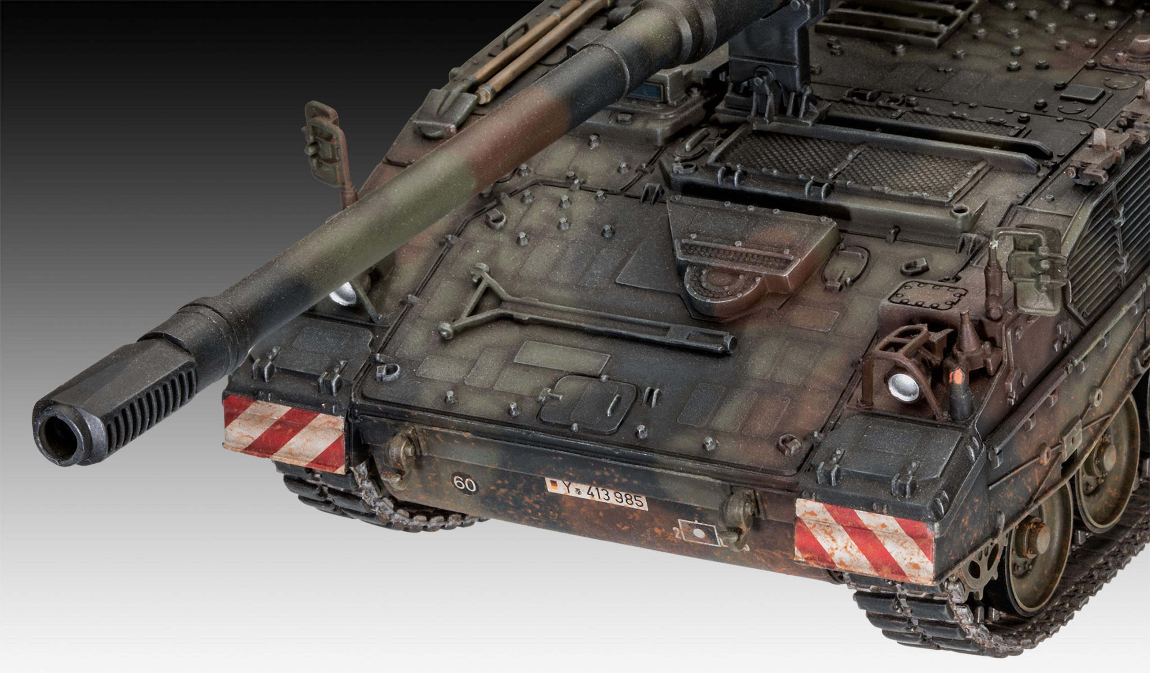 Modello di carro armato militare. Mimetica verde scuro e marrone. Dettaglio della canna e anteriore.