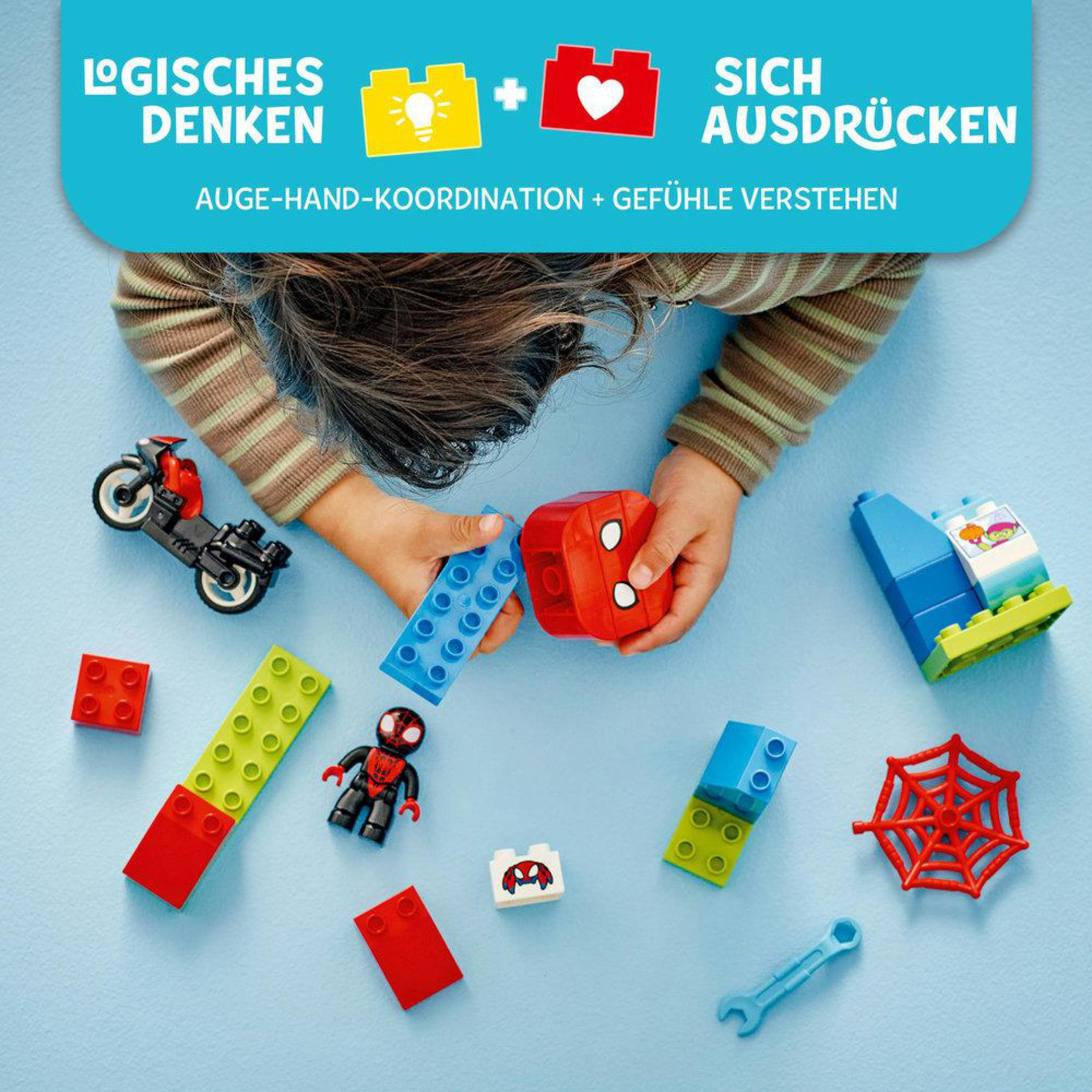 Kolorowe klocki i figurki Lego, w tym motocykl i Spider-Man, na niebieskiej powierzchni.