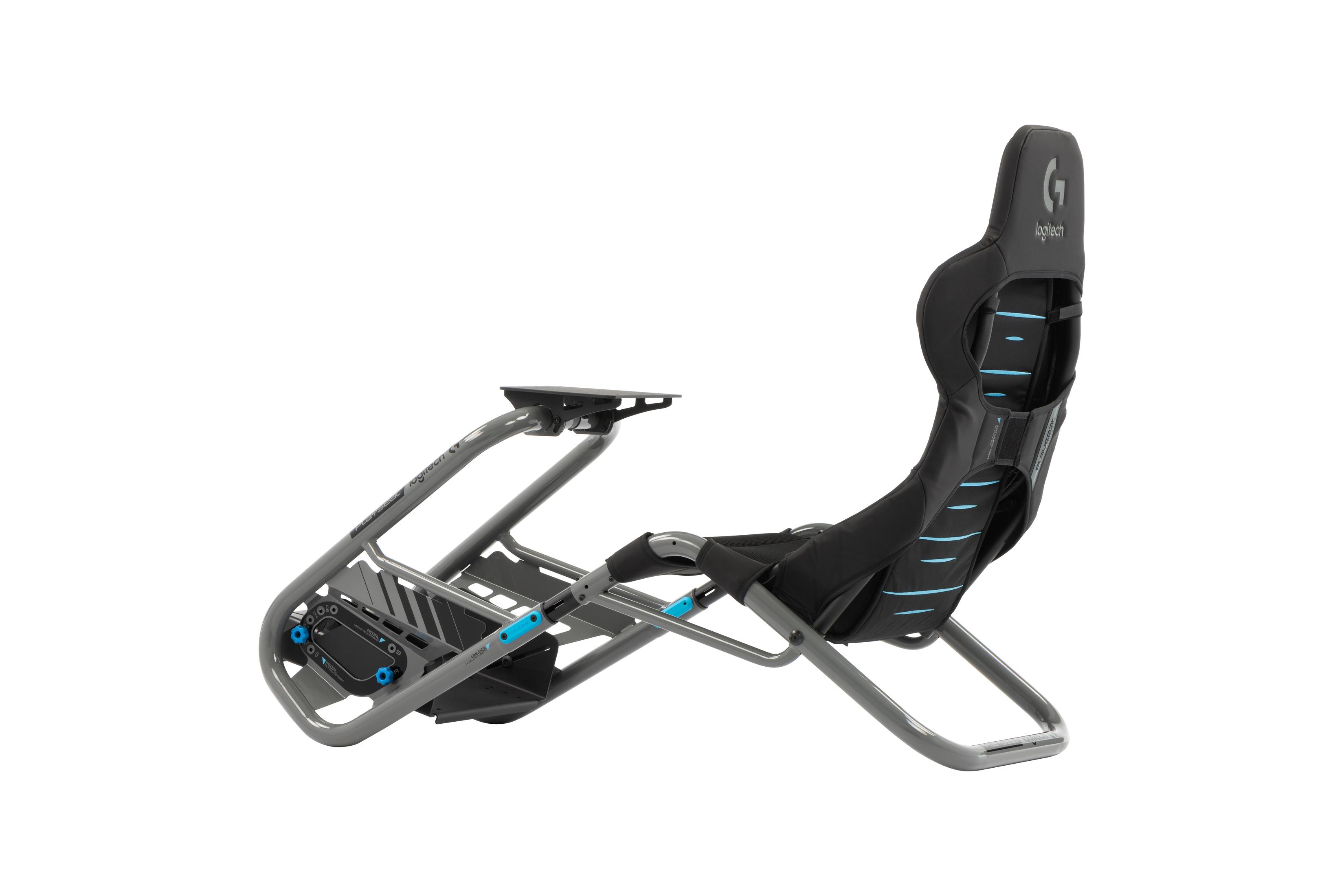 Gaming-Stuhl. Schwarz und Grau mit blauen Akzenten und einem Logitech-Logo. Lehnt sich zurück auf weißem Hintergrund.