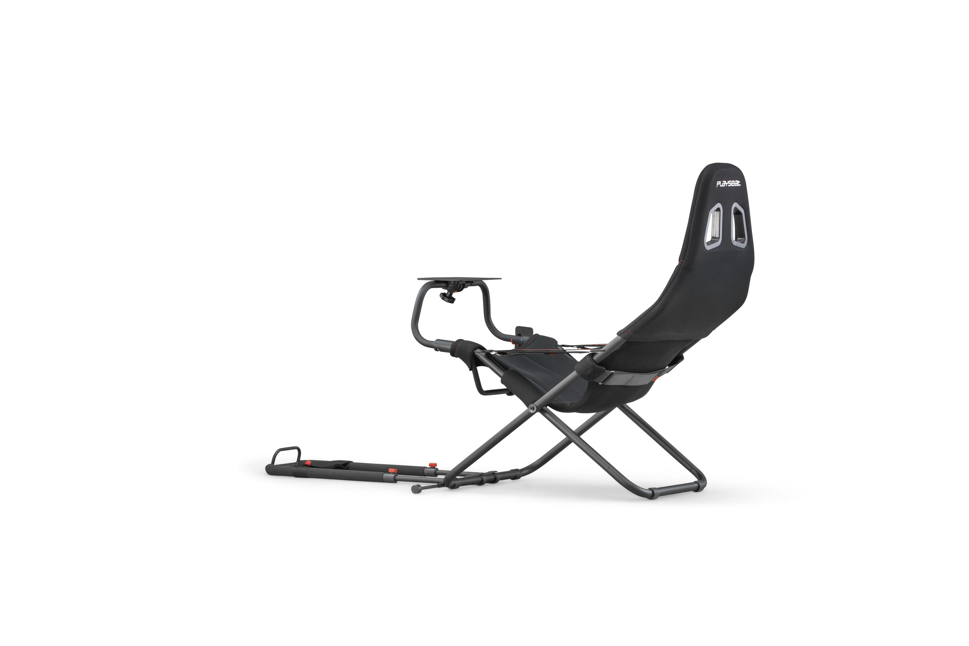 Schwarzer Gaming-Stuhl mit Tisch. Weißer Hintergrund.