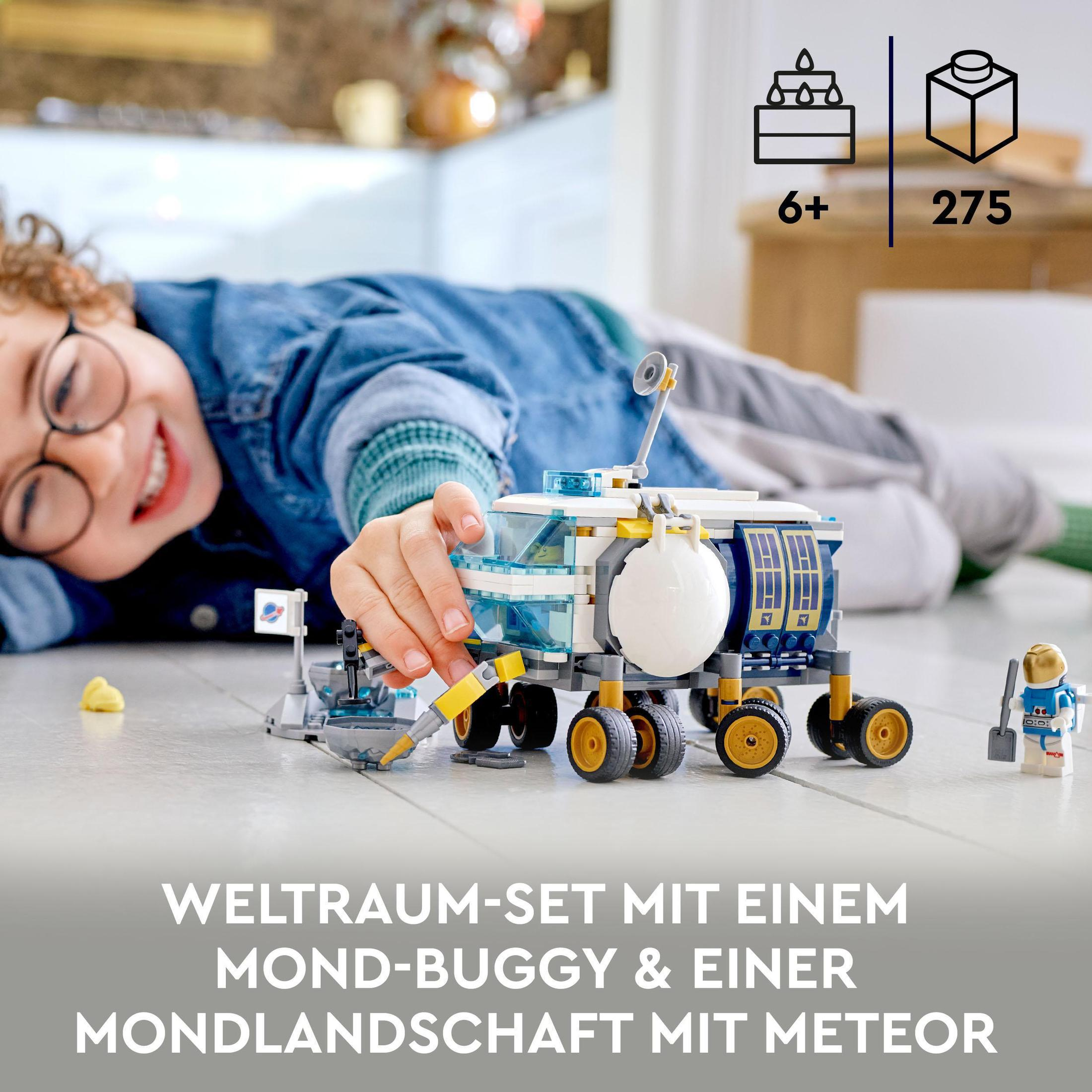 Kind spielt mit Weltraum-Buggy-Spielzeug. Set enthält Figuren und Landschaft.