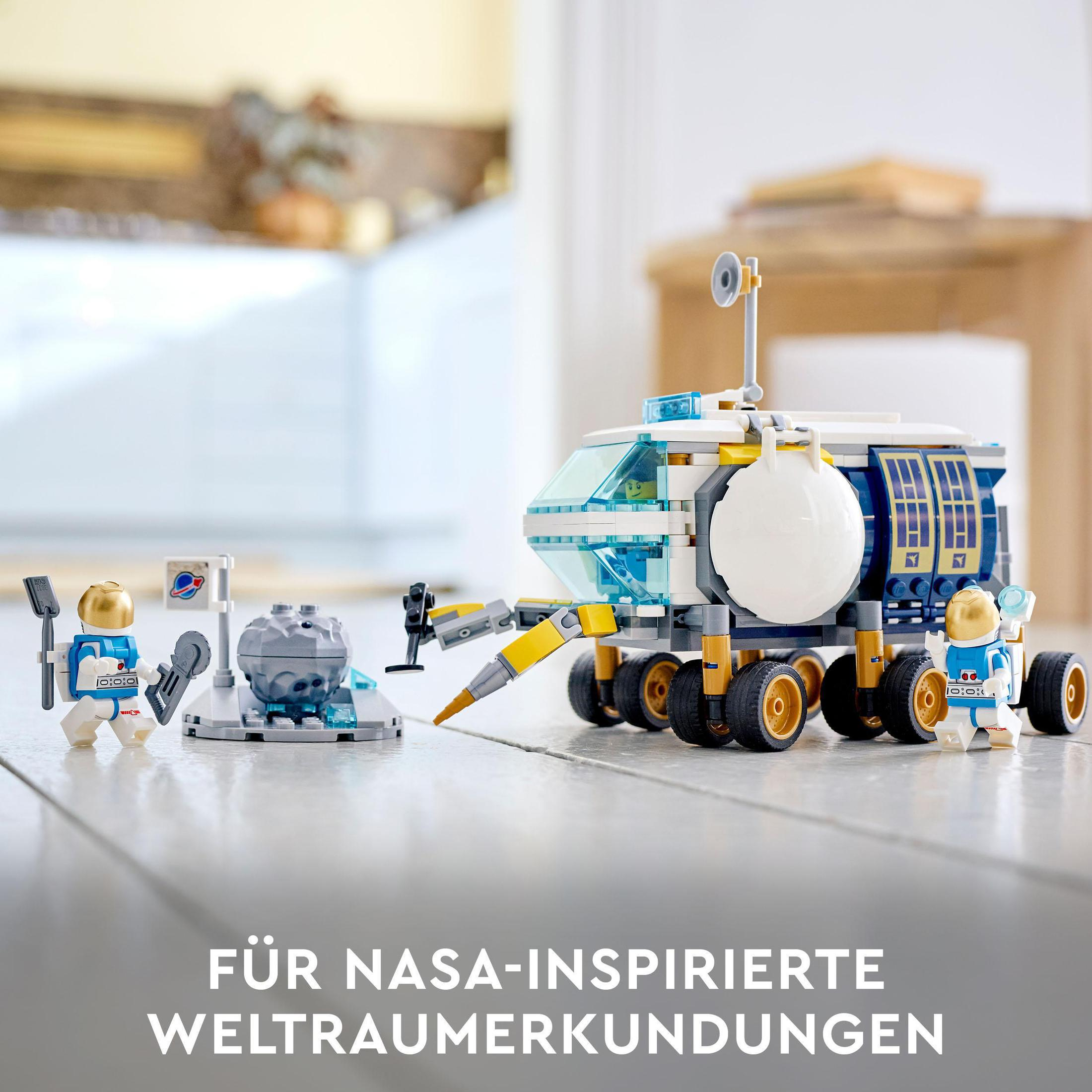 Ein Lego Weltraumrover-Set mit Astronauten und einer Mondbasis, mit einem weißen und blauen Rover.