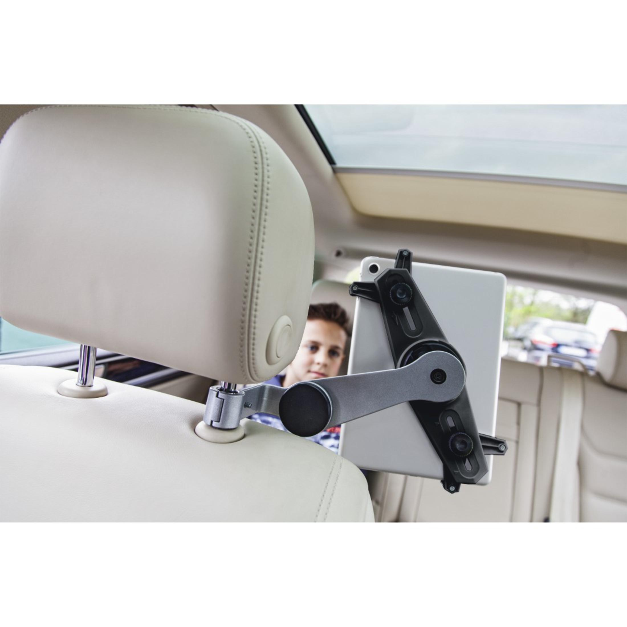 Tablet zamontowany na zagłówku samochodowym. Dziecko widoczne w tle.