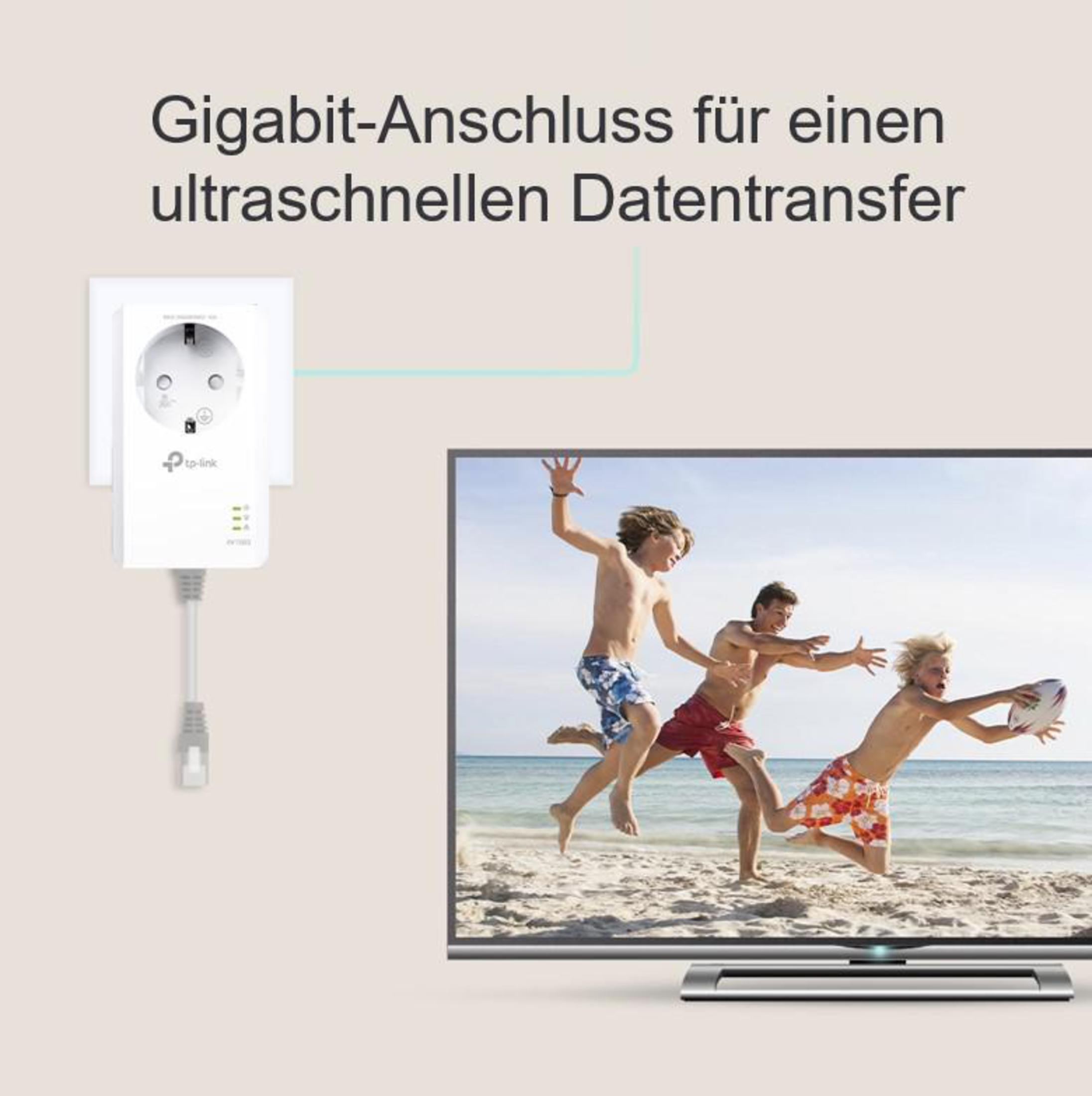 Ein TP-Link-Gerät wird in eine Steckdose gesteckt und zeigt einen Fernseher mit spielenden Kindern am Strand.