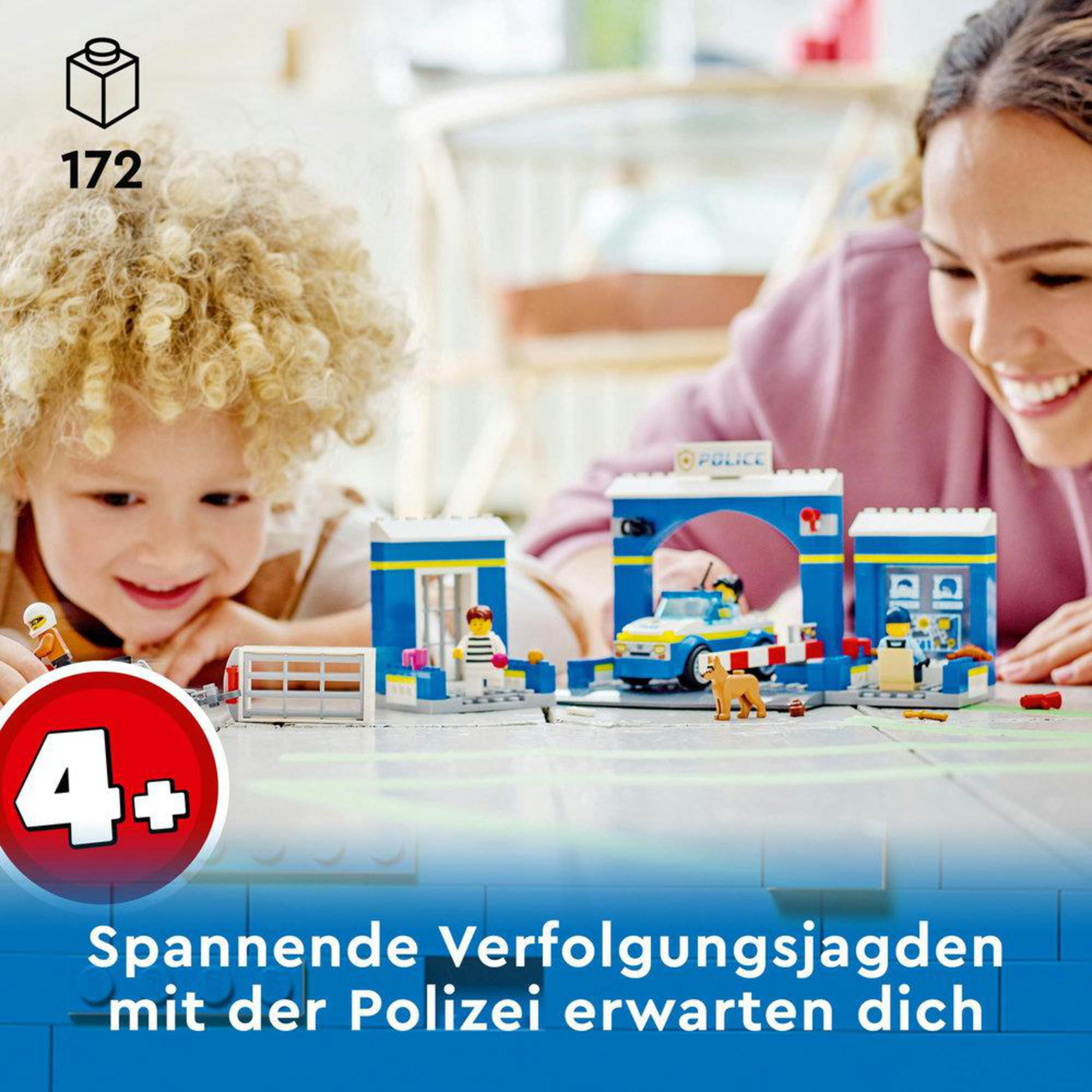 Set de estación de policía LEGO con dos niños. Un niño y una mujer sonríen.