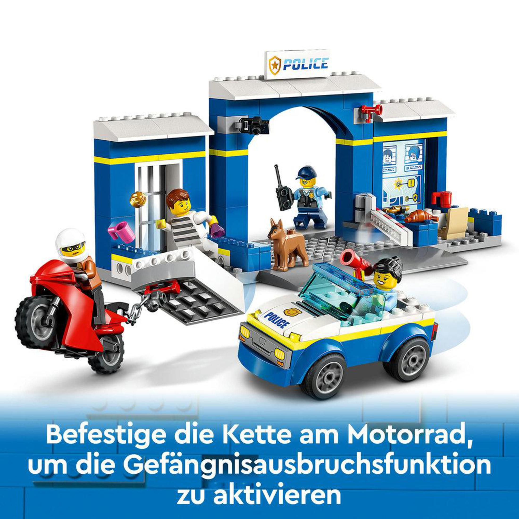 Set de estación de policía Lego con figuras, coche de policía y moto roja con escena de fuga.