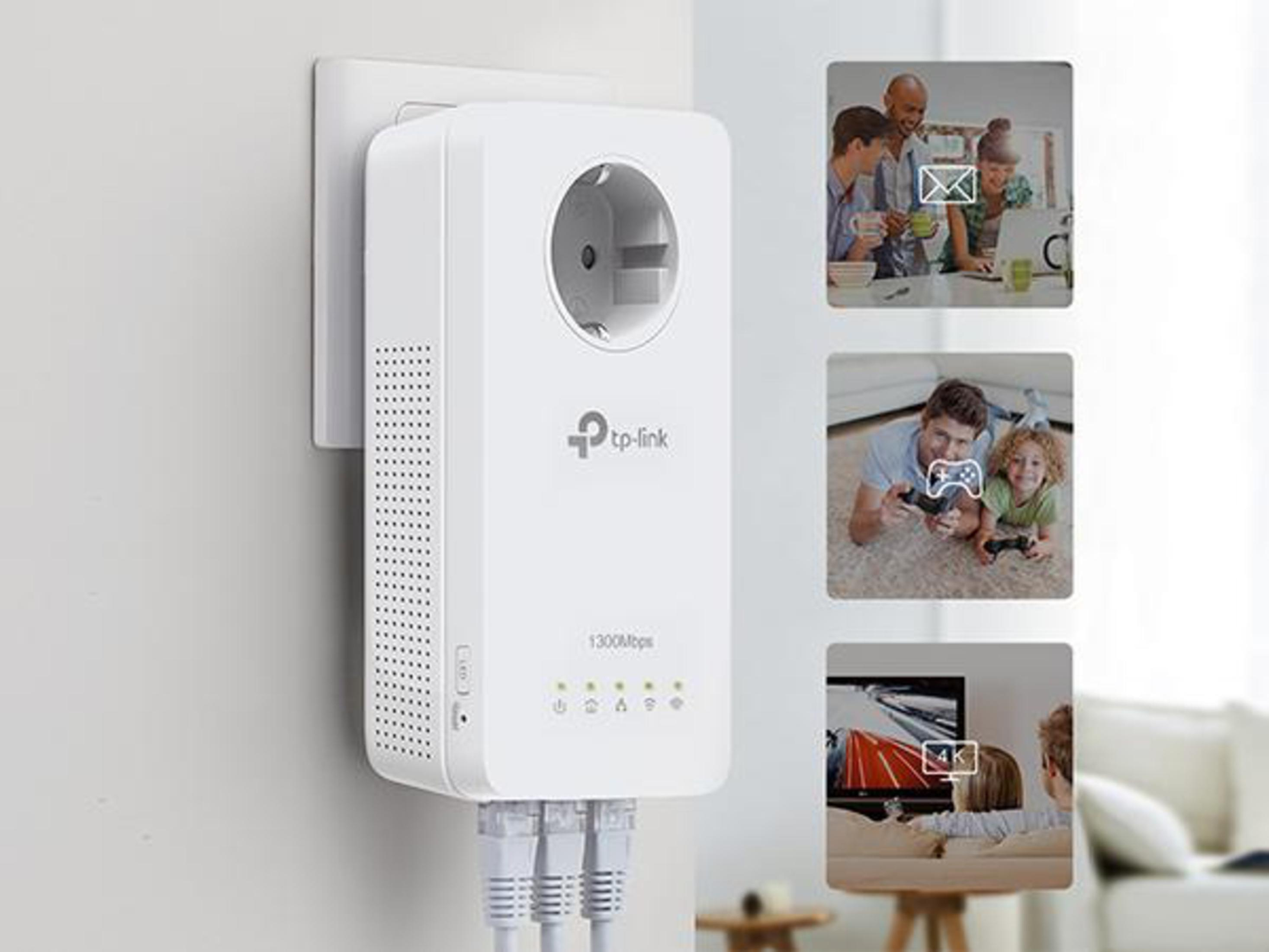 Białe urządzenie TP-Link podłączone do gniazdka ściennego. Posiada trzy porty Ethernet i ikony.