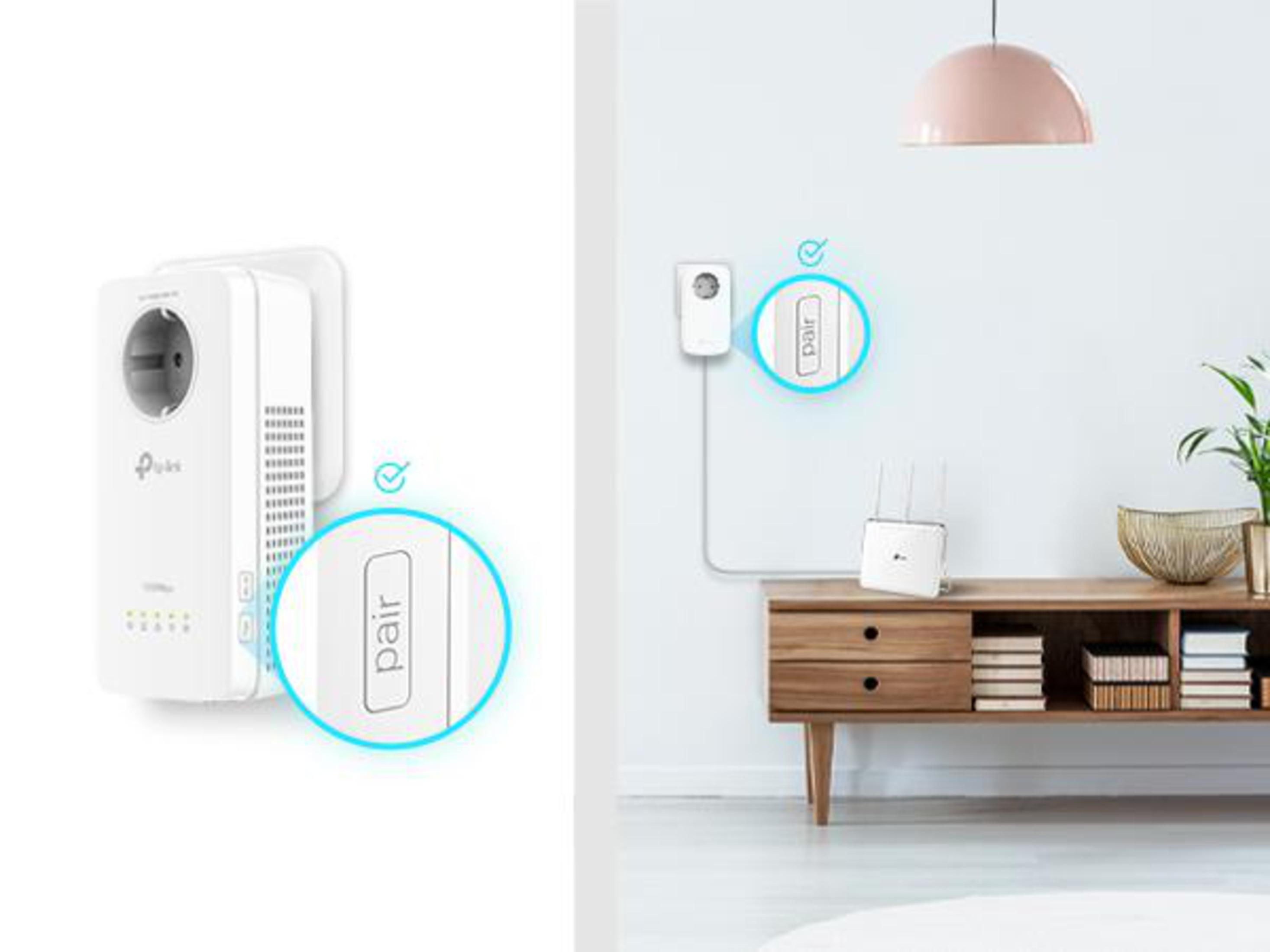 Dwa urządzenia TP-Link, jedno podłączone do gniazda ściennego, a drugie podłączone do urządzenia.